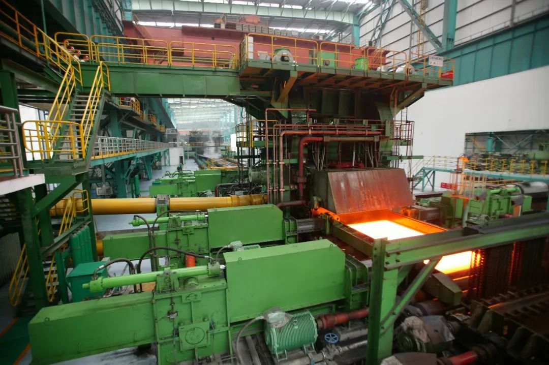 近日，河鋼舞鋼公司研發(fā)的新產(chǎn)品抗HIC腐蝕、大厚度超低溫用鋼09MnNiDR（HIC）鋼板全部交付客戶，回廠復(fù)檢性能100%合格，獲得用戶高度評價。該鋼種為開發(fā)的新鋼種，可以平替進(jìn)口，將獨(dú)家用于國內(nèi)某大型石化項(xiàng)目關(guān)鍵設(shè)備制造。