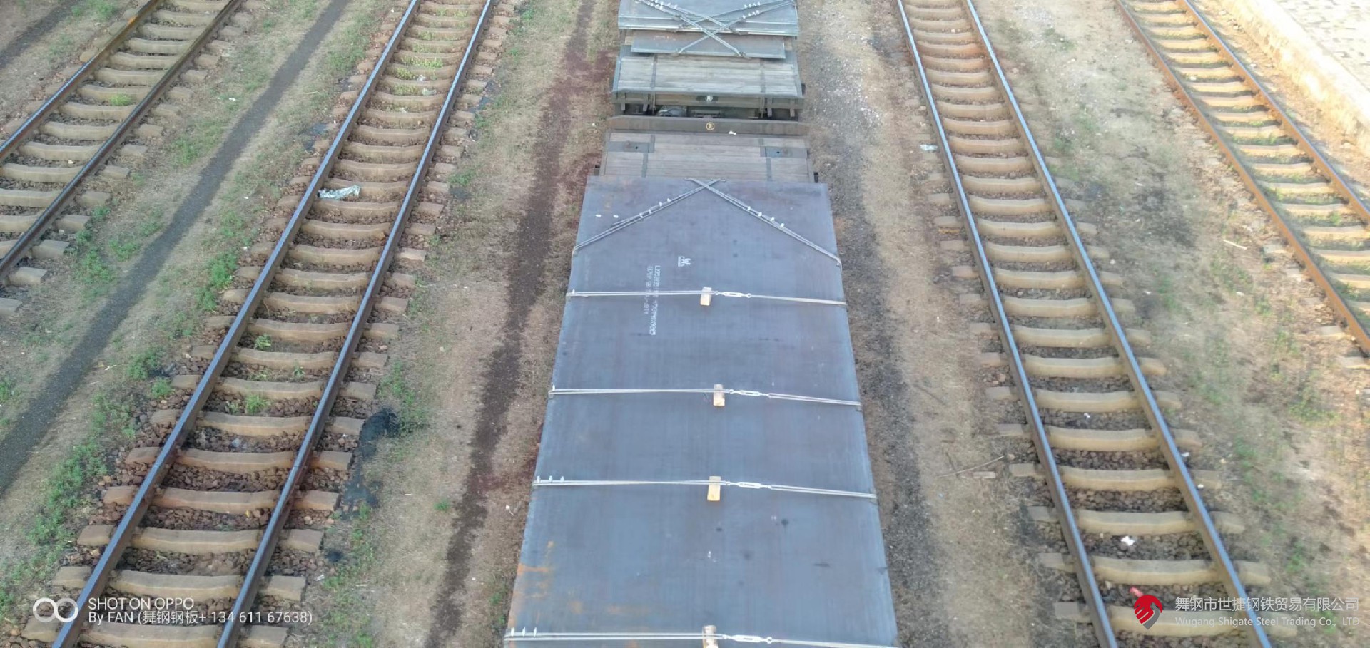 鋼是鐵、碳和少量其它元素的合金。 鋼材是鋼錠、鋼坯或鋼材通過壓力加工制成我們所需要的各種形狀、尺寸和性能的材料。 鋼材是國家建設和實現四化必不可少的重要物資，應用廣泛、品種繁多，根據斷面形狀的不同、一般分為型材、板材、管材和金屬制品四大類、為了便于組織鋼材的生產、訂貨供應和搞好經營管理工作，又分為重軌、輕軌、大型型鋼、中型型鋼、小型型鋼、冷彎型鋼，優(yōu)質型鋼、線材、中厚鋼板、薄鋼板、電工用硅鋼片、帶鋼、無縫鋼管、焊接鋼管、金屬制品等品種。