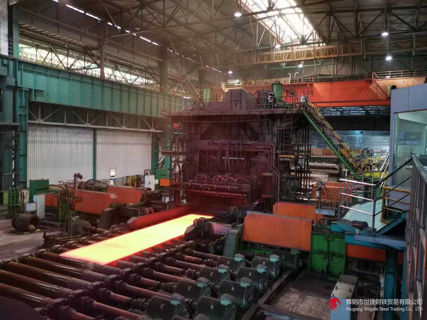 10月17日，河鋼集團(tuán)舞鋼公司實(shí)施工藝創(chuàng)新研發(fā)的鍋爐及壓力容器板鋼板Q370R發(fā)往客戶，將用于浙江某重點(diǎn)新能源項(xiàng)目的關(guān)鍵部位。此單合同的順利完成，標(biāo)志著舞鋼在該類鋼板研發(fā)領(lǐng)域取得新突破：產(chǎn)品交貨期明顯縮短，產(chǎn)品各項(xiàng)性能指標(biāo)躍上一個(gè)新高度。