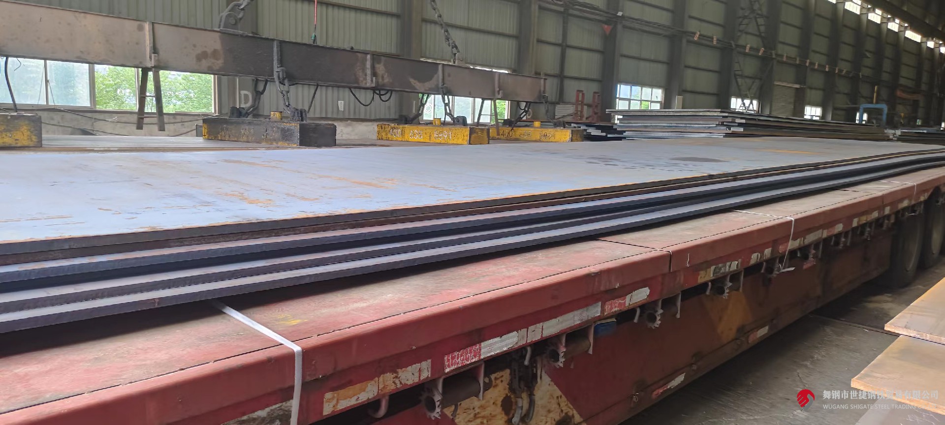 近日，河鋼集團(tuán)舞鋼公司生產(chǎn)的低合金容器鋼板本體性能檢驗(yàn)順利通過ABS（美國船級(jí)社）的認(rèn)證，認(rèn)證等級(jí)達(dá)到Q345R-Z35及SA516Gr70-Z35級(jí)別，認(rèn)證厚度為50mm和100mm。這標(biāo)志著舞鋼的低合金容器鋼板生產(chǎn)能力跨上新臺(tái)階，實(shí)現(xiàn)了船用鋼板的新突破，對(duì)于開辟新的利潤增長點(diǎn)具有重要意義。