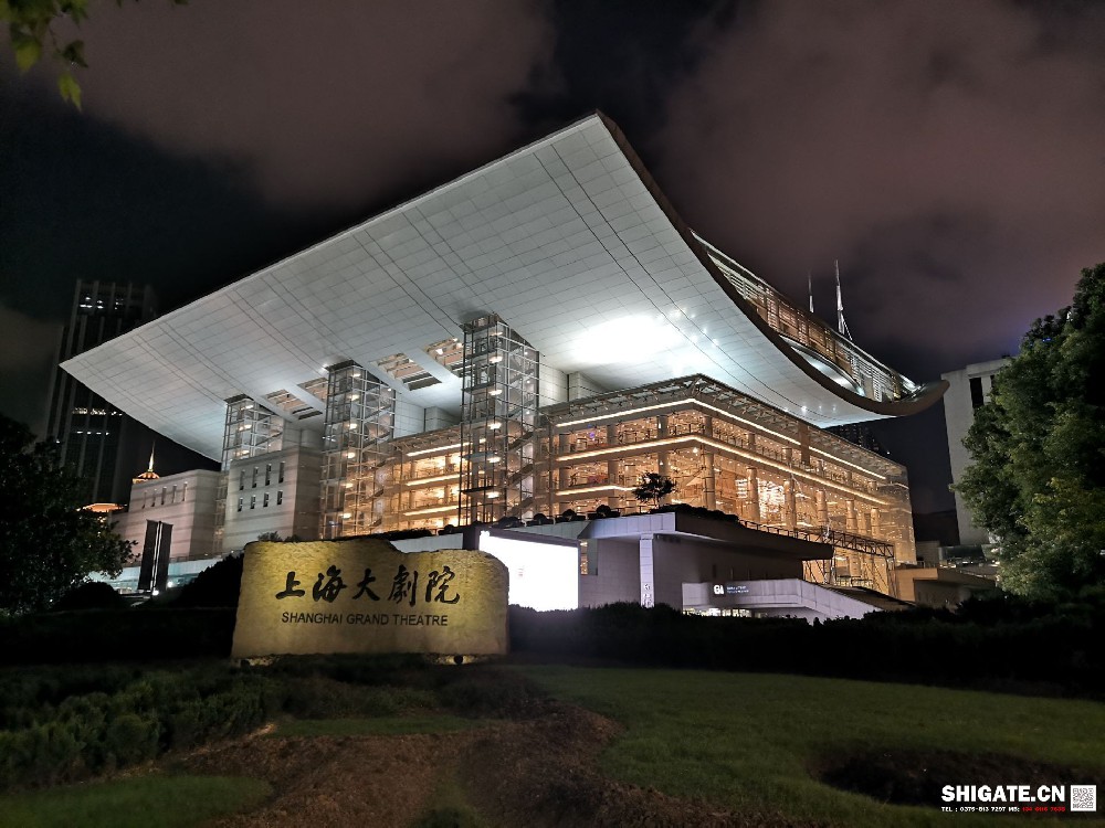 世界級歌劇院——上海大歌劇院是上?！笆濉逼陂g公共文化新布局中的重點(diǎn)建設(shè)項(xiàng)目之一，其整個(gè)建筑形體取“中國扇”之意。為讓最美“中國扇”在黃浦江畔綻開，項(xiàng)目建設(shè)工程中運(yùn)用了大量新技術(shù)、新工藝、新材料，尤其是其關(guān)鍵部位所用鋼材，與普通高層建筑用鋼板相比，除了要具備較強(qiáng)的抗壓性能外，還需承受比普通鋼板更強(qiáng)的抗撕裂、抗扭曲能力。同時(shí)，該項(xiàng)目對鋼板的表面質(zhì)量要求非?？量?。