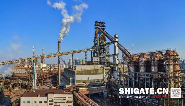 煉鐵過程實(shí)質(zhì)上是將鐵從其自然形態(tài)——礦石等含鐵化合物中還原出來的過程。煉鐵方法主要有高爐法、直接還原法、熔融還原法等，其原理是礦石在特定的氣氛中（還原物質(zhì)CO、H2、C；適宜溫度等）通過物化反應(yīng)獲取還原后的生鐵。生鐵除了少部分用于鑄造外，絕大部分是作為煉鋼原料。  高爐煉鐵是現(xiàn)代煉鐵的主要方法，鋼鐵生產(chǎn)中的重要環(huán)節(jié)。這種方法是由古代豎爐煉鐵發(fā)展、改進(jìn)而成的。盡管世界各國研究發(fā)展了很多新的煉鐵法，但由于高爐煉鐵技術(shù)經(jīng)濟(jì)指標(biāo)良好，工藝簡單，生產(chǎn)量大,勞動(dòng)生產(chǎn)率高,能耗低，這種方法生產(chǎn)的鐵仍占世界鐵總產(chǎn)量的95％以上。  煉鐵工藝是是將含鐵原料（燒結(jié)礦、球團(tuán)礦或鐵礦）、燃料（焦炭、煤粉等）及其它輔助原料（石灰石、白云石、錳礦等）按一定比例自高爐爐頂裝入高爐，并由熱風(fēng)爐在高爐下部沿爐周的風(fēng)口向高爐內(nèi)鼓入熱風(fēng)助焦炭燃燒（有的高爐也噴吹煤粉、重油、天然氣等輔助燃料），在高溫下焦炭中的碳同鼓入空氣中的氧燃燒生成的一氧化碳和氫氣。  原料、燃料隨著爐內(nèi)熔煉等過程的進(jìn)行而下降，在爐料下降和上升的煤氣相遇，先后發(fā)生傳熱、還原、熔化、脫炭作用而生成生鐵，鐵礦石原料中的雜質(zhì)與加入爐內(nèi)的熔劑相結(jié)合而成渣，爐底鐵水間斷地放出裝入鐵水罐，送往煉鋼廠。同時(shí)產(chǎn)生高爐煤氣，爐渣兩種副產(chǎn)品，高爐渣鐵主要礦石中不還原的雜質(zhì)和石灰石等熔劑結(jié)合生成，自渣口排出后，經(jīng)水淬處理后全部作為水泥生產(chǎn)原料；產(chǎn)生的煤氣從爐頂導(dǎo)出，經(jīng)除塵后，作為熱風(fēng)爐、加熱爐、焦?fàn)t、鍋爐等的燃料。