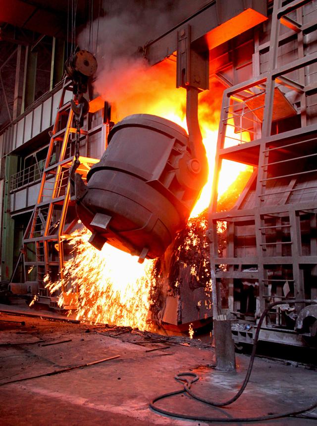 煉鐵過程實(shí)質(zhì)上是將鐵從其自然形態(tài)——礦石等含鐵化合物中還原出來的過程。煉鐵方法主要有高爐法、直接還原法、熔融還原法等，其原理是礦石在特定的氣氛中（還原物質(zhì)CO、H2、C；適宜溫度等）通過物化反應(yīng)獲取還原后的生鐵。生鐵除了少部分用于鑄造外，絕大部分是作為煉鋼原料。  高爐煉鐵是現(xiàn)代煉鐵的主要方法，鋼鐵生產(chǎn)中的重要環(huán)節(jié)。這種方法是由古代豎爐煉鐵發(fā)展、改進(jìn)而成的。盡管世界各國研究發(fā)展了很多新的煉鐵法，但由于高爐煉鐵技術(shù)經(jīng)濟(jì)指標(biāo)良好，工藝簡單，生產(chǎn)量大,勞動(dòng)生產(chǎn)率高,能耗低，這種方法生產(chǎn)的鐵仍占世界鐵總產(chǎn)量的95％以上。  煉鐵工藝是是將含鐵原料（燒結(jié)礦、球團(tuán)礦或鐵礦）、燃料（焦炭、煤粉等）及其它輔助原料（石灰石、白云石、錳礦等）按一定比例自高爐爐頂裝入高爐，并由熱風(fēng)爐在高爐下部沿爐周的風(fēng)口向高爐內(nèi)鼓入熱風(fēng)助焦炭燃燒（有的高爐也噴吹煤粉、重油、天然氣等輔助燃料），在高溫下焦炭中的碳同鼓入空氣中的氧燃燒生成的一氧化碳和氫氣。  原料、燃料隨著爐內(nèi)熔煉等過程的進(jìn)行而下降，在爐料下降和上升的煤氣相遇，先后發(fā)生傳熱、還原、熔化、脫炭作用而生成生鐵，鐵礦石原料中的雜質(zhì)與加入爐內(nèi)的熔劑相結(jié)合而成渣，爐底鐵水間斷地放出裝入鐵水罐，送往煉鋼廠。同時(shí)產(chǎn)生高爐煤氣，爐渣兩種副產(chǎn)品，高爐渣鐵主要礦石中不還原的雜質(zhì)和石灰石等熔劑結(jié)合生成，自渣口排出后，經(jīng)水淬處理后全部作為水泥生產(chǎn)原料；產(chǎn)生的煤氣從爐頂導(dǎo)出，經(jīng)除塵后，作為熱風(fēng)爐、加熱爐、焦?fàn)t、鍋爐等的燃料。