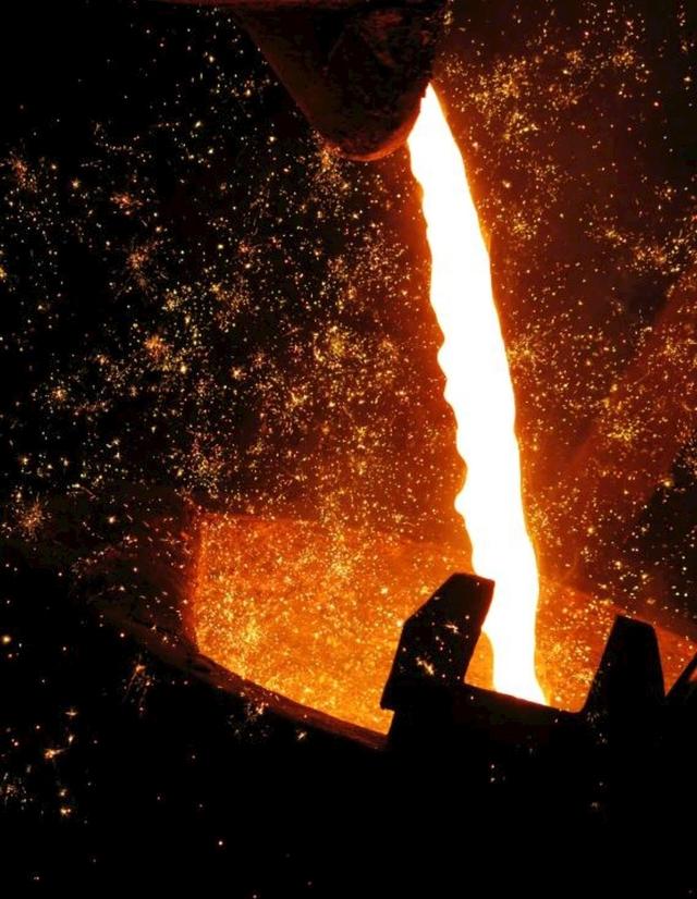 煉鐵過程實(shí)質(zhì)上是將鐵從其自然形態(tài)——礦石等含鐵化合物中還原出來的過程。煉鐵方法主要有高爐法、直接還原法、熔融還原法等，其原理是礦石在特定的氣氛中（還原物質(zhì)CO、H2、C；適宜溫度等）通過物化反應(yīng)獲取還原后的生鐵。生鐵除了少部分用于鑄造外，絕大部分是作為煉鋼原料。  高爐煉鐵是現(xiàn)代煉鐵的主要方法，鋼鐵生產(chǎn)中的重要環(huán)節(jié)。這種方法是由古代豎爐煉鐵發(fā)展、改進(jìn)而成的。盡管世界各國研究發(fā)展了很多新的煉鐵法，但由于高爐煉鐵技術(shù)經(jīng)濟(jì)指標(biāo)良好，工藝簡單，生產(chǎn)量大,勞動(dòng)生產(chǎn)率高,能耗低，這種方法生產(chǎn)的鐵仍占世界鐵總產(chǎn)量的95％以上。  煉鐵工藝是是將含鐵原料（燒結(jié)礦、球團(tuán)礦或鐵礦）、燃料（焦炭、煤粉等）及其它輔助原料（石灰石、白云石、錳礦等）按一定比例自高爐爐頂裝入高爐，并由熱風(fēng)爐在高爐下部沿爐周的風(fēng)口向高爐內(nèi)鼓入熱風(fēng)助焦炭燃燒（有的高爐也噴吹煤粉、重油、天然氣等輔助燃料），在高溫下焦炭中的碳同鼓入空氣中的氧燃燒生成的一氧化碳和氫氣。  原料、燃料隨著爐內(nèi)熔煉等過程的進(jìn)行而下降，在爐料下降和上升的煤氣相遇，先后發(fā)生傳熱、還原、熔化、脫炭作用而生成生鐵，鐵礦石原料中的雜質(zhì)與加入爐內(nèi)的熔劑相結(jié)合而成渣，爐底鐵水間斷地放出裝入鐵水罐，送往煉鋼廠。同時(shí)產(chǎn)生高爐煤氣，爐渣兩種副產(chǎn)品，高爐渣鐵主要礦石中不還原的雜質(zhì)和石灰石等熔劑結(jié)合生成，自渣口排出后，經(jīng)水淬處理后全部作為水泥生產(chǎn)原料；產(chǎn)生的煤氣從爐頂導(dǎo)出，經(jīng)除塵后，作為熱風(fēng)爐、加熱爐、焦?fàn)t、鍋爐等的燃料。