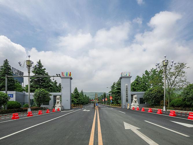 河鋼集團舞陽鋼鐵公司是我國寬厚鋼板生產科研基地。擁有4100mm+4100mm和4200mm+4300mm兩條技術先進的雙機架寬厚鋼板生產線，配套有國內寬厚板行業(yè)優(yōu)勢明顯的鋼錠模鑄線及鋼板熱處理設施，具有雄厚的研發(fā)制造實力。具有年產鋼500萬噸、寬厚鋼板360萬噸、銷售收入200億元的綜合實力。