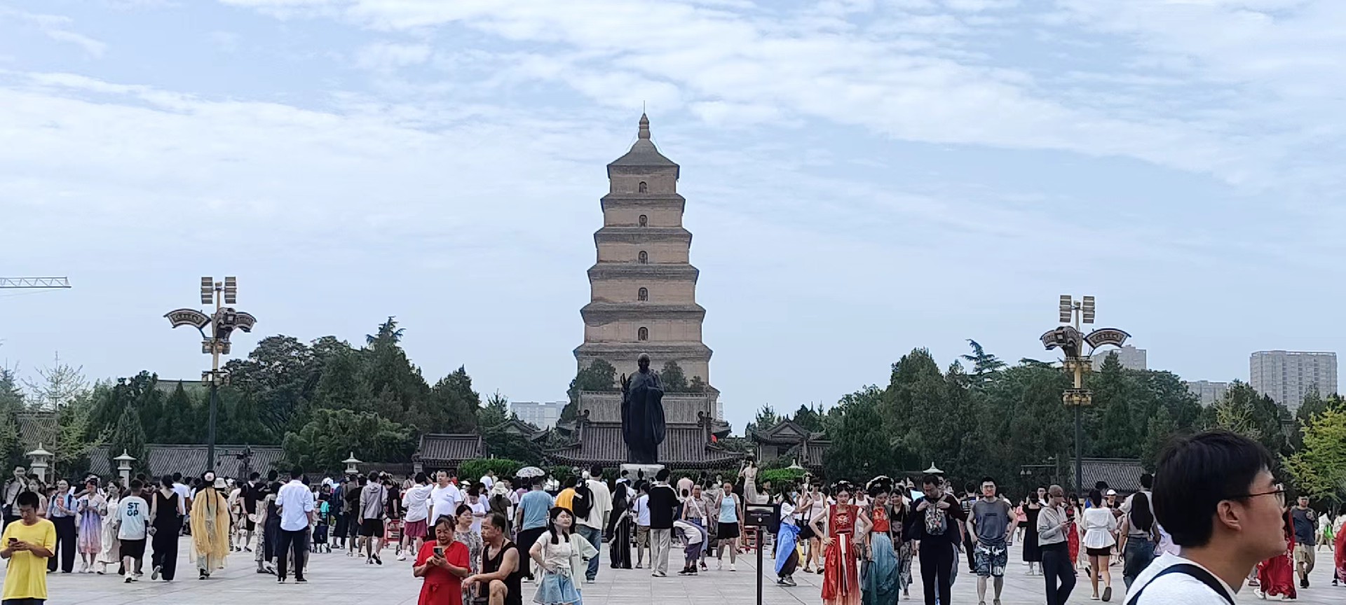 西安是國(guó)務(wù)院公布的首批國(guó)家歷史文化名城，有西周、秦、西漢、唐等在內(nèi)的13個(gè)朝代在此建都，是世界四大古都之一，中國(guó)古都學(xué)會(huì)認(rèn)定的中國(guó)建都朝代最多、帝都?xì)v史最長(zhǎng)的古都。曾經(jīng)作為中國(guó)首都和政治、經(jīng)濟(jì)、文化中心長(zhǎng)達(dá)1100多年。旅游景點(diǎn)有秦始皇兵馬俑博物館、大雁塔、陜西歷史博物館、華清池景區(qū)、碑林博物館等