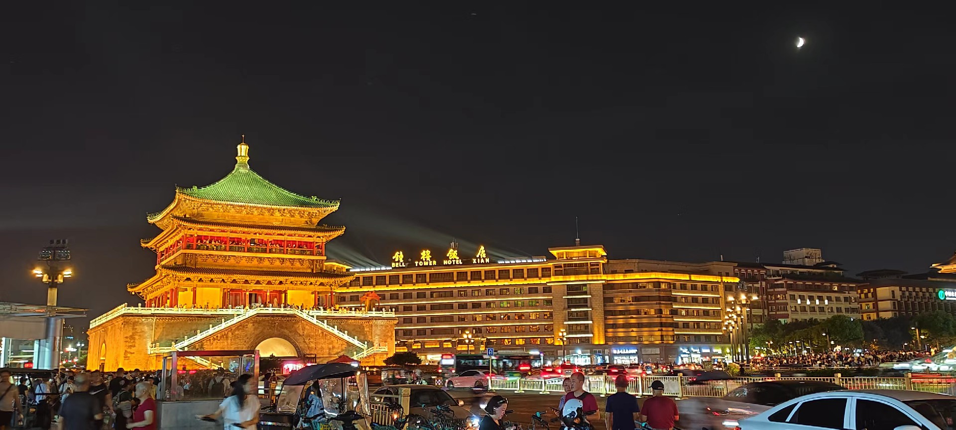 西安是國(guó)務(wù)院公布的首批國(guó)家歷史文化名城，有西周、秦、西漢、唐等在內(nèi)的13個(gè)朝代在此建都，是世界四大古都之一，中國(guó)古都學(xué)會(huì)認(rèn)定的中國(guó)建都朝代最多、帝都?xì)v史最長(zhǎng)的古都。曾經(jīng)作為中國(guó)首都和政治、經(jīng)濟(jì)、文化中心長(zhǎng)達(dá)1100多年。旅游景點(diǎn)有秦始皇兵馬俑博物館、大雁塔、陜西歷史博物館、華清池景區(qū)、碑林博物館等