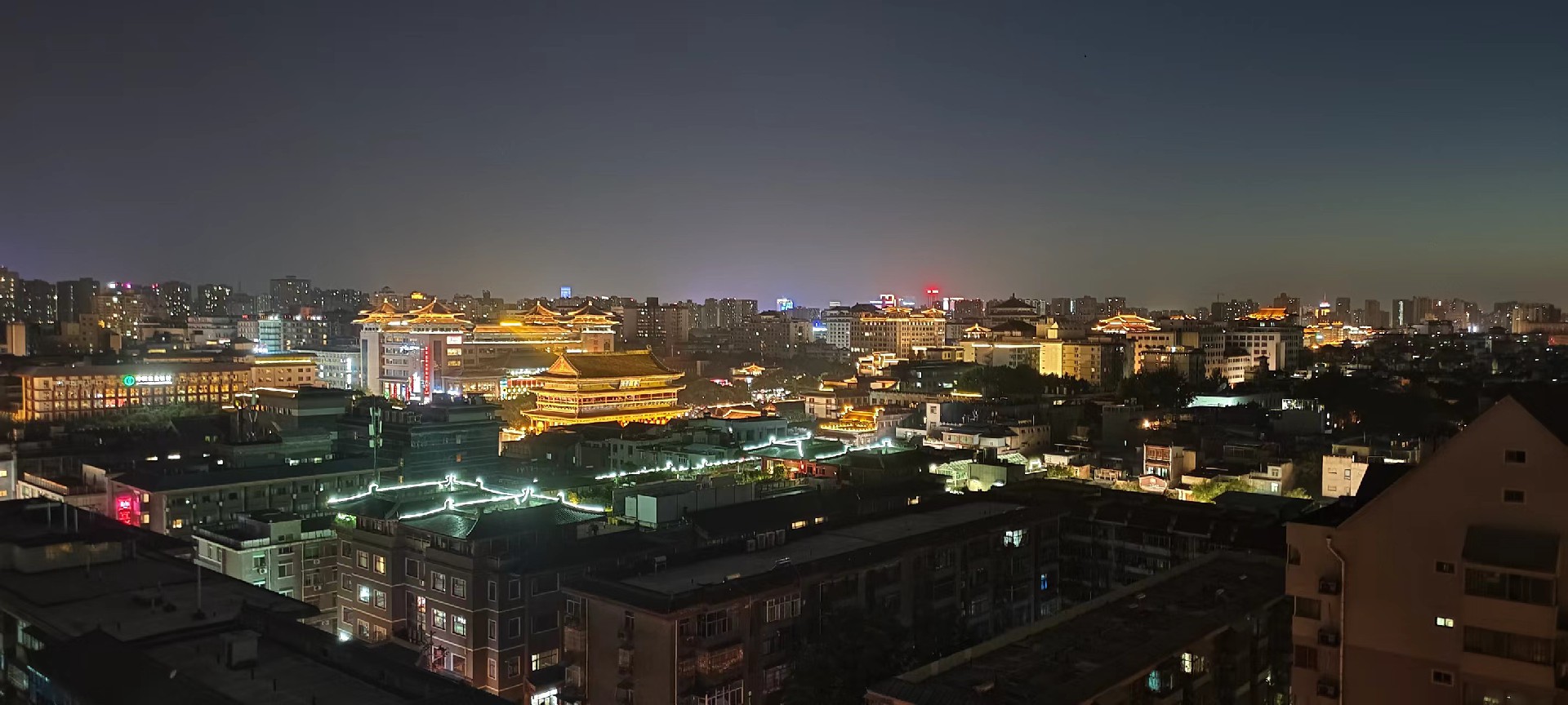 西安是國(guó)務(wù)院公布的首批國(guó)家歷史文化名城，有西周、秦、西漢、唐等在內(nèi)的13個(gè)朝代在此建都，是世界四大古都之一，中國(guó)古都學(xué)會(huì)認(rèn)定的中國(guó)建都朝代最多、帝都?xì)v史最長(zhǎng)的古都。曾經(jīng)作為中國(guó)首都和政治、經(jīng)濟(jì)、文化中心長(zhǎng)達(dá)1100多年。旅游景點(diǎn)有秦始皇兵馬俑博物館、大雁塔、陜西歷史博物館、華清池景區(qū)、碑林博物館等