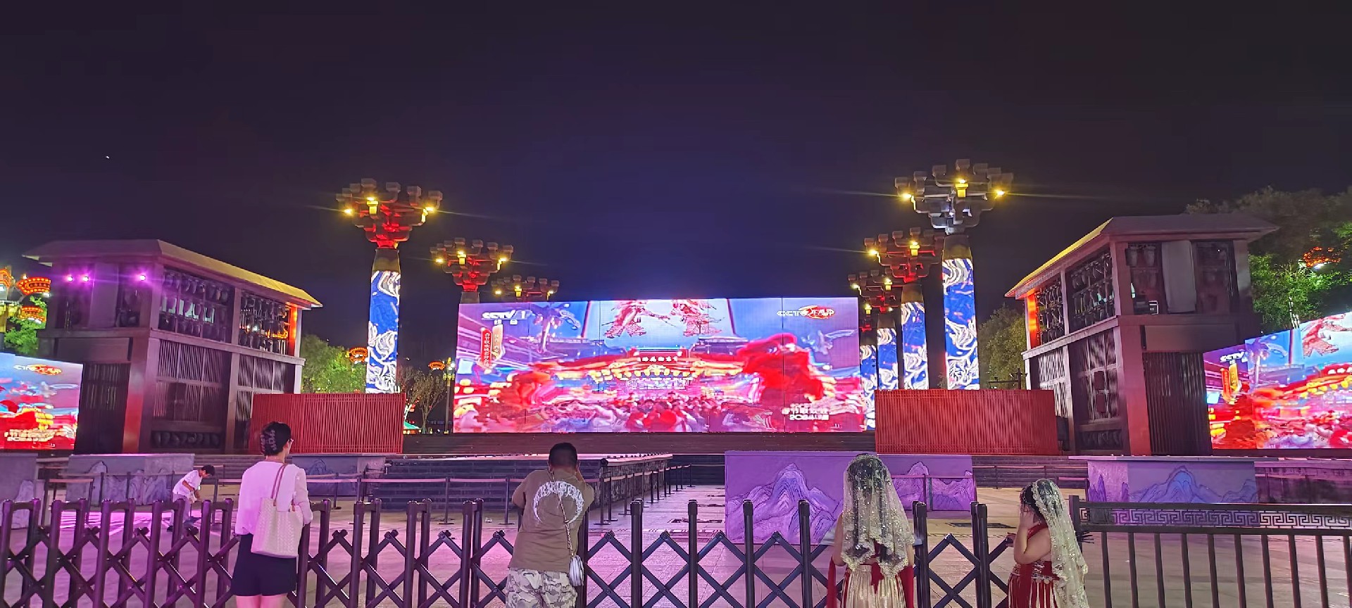 西安是國(guó)務(wù)院公布的首批國(guó)家歷史文化名城，有西周、秦、西漢、唐等在內(nèi)的13個(gè)朝代在此建都，是世界四大古都之一，中國(guó)古都學(xué)會(huì)認(rèn)定的中國(guó)建都朝代最多、帝都?xì)v史最長(zhǎng)的古都。曾經(jīng)作為中國(guó)首都和政治、經(jīng)濟(jì)、文化中心長(zhǎng)達(dá)1100多年。旅游景點(diǎn)有秦始皇兵馬俑博物館、大雁塔、陜西歷史博物館、華清池景區(qū)、碑林博物館等