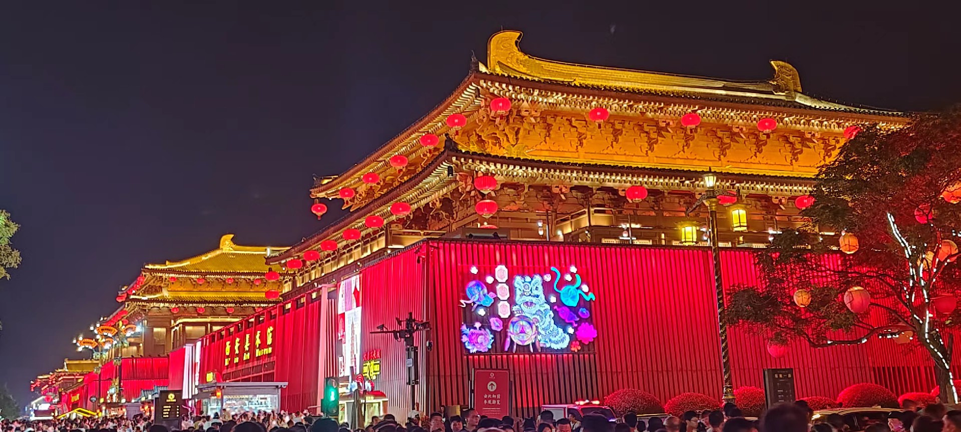 西安是國(guó)務(wù)院公布的首批國(guó)家歷史文化名城，有西周、秦、西漢、唐等在內(nèi)的13個(gè)朝代在此建都，是世界四大古都之一，中國(guó)古都學(xué)會(huì)認(rèn)定的中國(guó)建都朝代最多、帝都?xì)v史最長(zhǎng)的古都。曾經(jīng)作為中國(guó)首都和政治、經(jīng)濟(jì)、文化中心長(zhǎng)達(dá)1100多年。旅游景點(diǎn)有秦始皇兵馬俑博物館、大雁塔、陜西歷史博物館、華清池景區(qū)、碑林博物館等