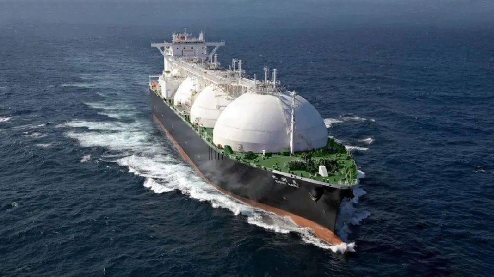  9月20日，在萬里長(zhǎng)江入?？诒眰?cè)的江蘇省啟東市，由南通中集太平洋海洋工程有限公司采用河鋼集團(tuán)舞鋼公司高錳鋼制造的高錳鋼船“GasChemPhoenix”用燃料罐交付使用。舞鋼生產(chǎn)的高錳鋼率先實(shí)現(xiàn)了實(shí)船應(yīng)用，標(biāo)志著新一代低成本、高性能超低溫用國(guó)產(chǎn)高錳鋼從材料的基礎(chǔ)研究向工程應(yīng)用邁出了堅(jiān)實(shí)的一步，對(duì)高錳低溫鋼的推廣和應(yīng)用具有里程碑式的意義。 LNG（液化天然氣）新型低溫材料高錳鋼，是一種錳含量在22%~25%、不含鎳的一種純奧氏體合金鋼，具有良好低溫韌性、高強(qiáng)度、高延展性能，相比目前傳統(tǒng)LNG船罐材料所用的鎳系低溫鋼，有更加明顯的經(jīng)濟(jì)效益。因此高錳鋼的應(yīng)用對(duì)于LNG船舶制造企業(yè)降低生產(chǎn)成本、提升市場(chǎng)競(jìng)爭(zhēng)力等方面有著重要的實(shí)際意義。  本報(bào)訊 9月20日，在萬里長(zhǎng)江入?？诒眰?cè)的江蘇省啟東市，由南通中集太平洋海洋工程有限公司采用河鋼集團(tuán)舞鋼公司高錳鋼制造的國(guó)內(nèi)首臺(tái)套高錳鋼船“GasChemPhoenix”用燃料罐交付使用。舞鋼生產(chǎn)的高錳鋼在國(guó)內(nèi)率先實(shí)現(xiàn)了實(shí)船應(yīng)用，標(biāo)志著新一代低成本、高性能超低溫用國(guó)產(chǎn)高錳鋼從材料的基礎(chǔ)研究向國(guó)內(nèi)工程應(yīng)用邁出了堅(jiān)實(shí)的一步，對(duì)高錳低溫鋼的推廣和應(yīng)用具有里程碑式的意義。 LNG（液化天然氣）新型低溫材料高錳鋼，是一種錳含量在22%~25%、不含鎳的一種純奧氏體合金鋼，具有良好低溫韌性、高強(qiáng)度、高延展性能，相比目前傳統(tǒng)LNG船罐材料所用的鎳系低溫鋼，有更加明顯的經(jīng)濟(jì)效益。因此高錳鋼的應(yīng)用對(duì)于LNG船舶制造企業(yè)降低生產(chǎn)成本、提升市場(chǎng)競(jìng)爭(zhēng)力等方面有著重要的實(shí)際意義。  1728719721157406.jpg  為助力國(guó)家清潔能源水上應(yīng)用，落實(shí)河鋼集團(tuán)戰(zhàn)略部署，舞鋼作為中國(guó)特鋼生產(chǎn)基地，于2019年在國(guó)內(nèi)率先工業(yè)化生產(chǎn)出不同厚度規(guī)格（8毫米~63.5毫米）的高錳鋼板。經(jīng)中國(guó)船舶重工集團(tuán)公司某研究所檢驗(yàn)，該產(chǎn)品塑韌性優(yōu)良，指標(biāo)遠(yuǎn)超IMO（國(guó)際海事組織）和船規(guī)的最新要求，達(dá)到國(guó)際先進(jìn)水平，打破了國(guó)外長(zhǎng)期壟斷船用LNG高錳鋼的局面，率先填補(bǔ)了國(guó)內(nèi)該種鋼材生產(chǎn)技術(shù)空白。 2022年以來，為了加速高錳鋼實(shí)船應(yīng)用，由船級(jí)社、舞鋼、南通中集太平洋海洋工程有限公司及研究院所等單位共同組建聯(lián)合研發(fā)團(tuán)隊(duì)，突破了高錳鋼的材料性能調(diào)控、焊材研發(fā)匹配、儲(chǔ)罐成型制備等一系列技術(shù)瓶頸，并發(fā)布了產(chǎn)品標(biāo)準(zhǔn)和應(yīng)用指南，實(shí)現(xiàn)了我國(guó)高錳鋼從材料到應(yīng)用全產(chǎn)業(yè)鏈條的原始創(chuàng)新。  為助力國(guó)家清潔能源水上應(yīng)用，落實(shí)河鋼集團(tuán)戰(zhàn)略部署，舞鋼作為中國(guó)特鋼生產(chǎn)基地，于2019年工業(yè)化生產(chǎn)出不同厚度規(guī)格（8毫米~63.5毫米）的高錳鋼板。經(jīng)中國(guó)船舶重工集團(tuán)公司某研究所檢驗(yàn)，該產(chǎn)品塑韌性優(yōu)良，指標(biāo)遠(yuǎn)超IMO（國(guó)際海事組織）和船規(guī)的更新要求，達(dá)到國(guó)際先進(jìn)水平，打破了國(guó)外長(zhǎng)期壟斷船用LNG高錳鋼的局面，率先填補(bǔ)了該種鋼材生產(chǎn)技術(shù)空白。 2022年以來，為了加速高錳鋼實(shí)船應(yīng)用，由船級(jí)社、舞鋼、南通中集太平洋海洋工程有限公司及研究院所等單位共同組建聯(lián)合研發(fā)團(tuán)隊(duì)，突破了高錳鋼的材料性能調(diào)控、焊材研發(fā)匹配、儲(chǔ)罐成型制備等一系列技術(shù)瓶頸，并發(fā)布了產(chǎn)品標(biāo)準(zhǔn)和應(yīng)用指南，實(shí)現(xiàn)了我國(guó)高錳鋼從材料到應(yīng)用全產(chǎn)業(yè)鏈條的原始創(chuàng)新。