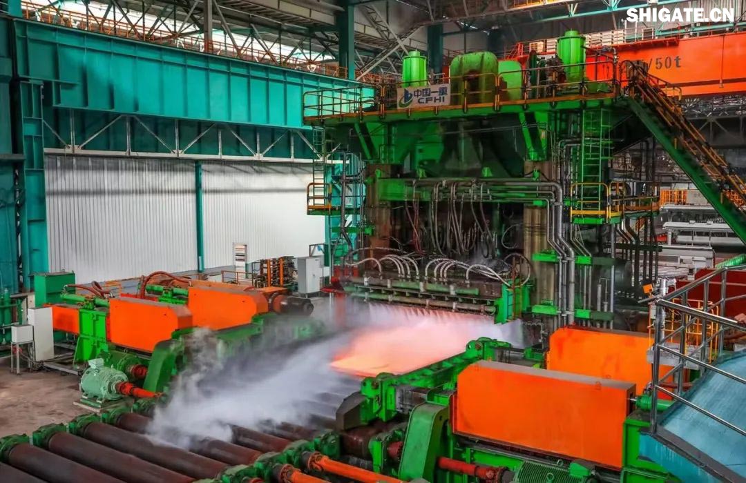 近日，河鋼集團(tuán)舞鋼公司研發(fā)生產(chǎn)的大厚度、技術(shù)難度碳錳釩SA737系列容器鋼板順利交付某重點(diǎn)客戶，鋼板的各項(xiàng)性能指標(biāo)均達(dá)到國(guó)內(nèi)水平，成功實(shí)現(xiàn)“國(guó)內(nèi)首發(fā)”。該產(chǎn)品在舞鋼公司批量生產(chǎn)成功，對(duì)于鞏固并擴(kuò)大舞鋼公司品種優(yōu)勢(shì)，引領(lǐng)寬厚板行業(yè)質(zhì)量發(fā)展具有十分重要的意義。