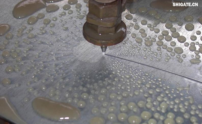 在工業(yè)生產(chǎn)中，鋼板切割是一項至關(guān)重要的工藝，廣泛應(yīng)用于機械制造、建筑、橋梁建設(shè)等多個領(lǐng)域。為了滿足不同項目的需求，鋼板切割采用了多種加工方式。本文將詳細介紹鋼板切割中常見的幾種加工方式，包括火焰切割、激光切割、等離子切割、水刀切割以及機械切割等。    一、火焰切割    火焰切割是利用氧氣和乙炔的燃燒產(chǎn)生的高溫火焰來切割鋼板的一種加工方式。在切割過程中，火焰將鋼板局部加熱至熔化狀態(tài)，同時氧氣流將熔化的金屬吹走，形成切口?；鹧媲懈钤O(shè)備相對簡單，成本低廉，適用于切割厚度較大的鋼板。然而，由于切割過程中產(chǎn)生的熱影響區(qū)較大，易導(dǎo)致鋼板變形和材質(zhì)變化，因此精度和表面質(zhì)量相對較低。          二、激光切割    激光切割是利用高功率密度的激光束照射鋼板表面，使鋼板迅速熔化、汽化或達到點燃點，同時以高速氣流將熔化或燃燒的金屬吹走，形成切口。激光切割具有切割速度快、精度高、熱影響區(qū)小等優(yōu)點，特別適用于切割薄板和中厚板。此外，激光切割還能實現(xiàn)自動化和智能化生產(chǎn)，提高生產(chǎn)效率。            三、等離子切割    等離子切割是利用高溫、高速度的等離子氣體流對鋼板進行切割的一種加工方式。在切割過程中，等離子氣體流將鋼板局部熔化，并通過氣流將熔化的金屬吹走。等離子切割適用于切割中厚板和厚板，具有切割速度快、熱影響區(qū)小、切口平整等優(yōu)點。然而，等離子切割設(shè)備的成本較高，維護也相對復(fù)雜。    四、水刀切割    水刀切割是利用高壓水流對鋼板進行切割的一種加工方式。在切割過程中，高壓水流將鋼板局部沖蝕，形成切口。水刀切割具有切割精度高、表面質(zhì)量好、無熱影響區(qū)等優(yōu)點，特別適用于切割薄板和對表面質(zhì)量要求較高的項目。此外，水刀切割還能實現(xiàn)綠色生產(chǎn)，減少環(huán)境污染。    五、機械切割    機械切割是利用切割機械對鋼板進行切割的一種加工方式，如鋸床切割、銑床切割等。機械切割適用于切割各種厚度和材質(zhì)的鋼板，具有切割精度高、切口平整、適應(yīng)性強等優(yōu)點。然而，機械切割的速度相對較慢，生產(chǎn)效率較低，且對于較厚的鋼板，切割難度較大。            在選擇鋼板切割加工方式時，需要根據(jù)項目的具體需求、鋼板的厚度和材質(zhì)、生產(chǎn)效率和成本等因素進行綜合考慮。對于要求高精度、高表面質(zhì)量的切割項目，激光切割和水刀切割是較為理想的選擇；對于切割厚度較大、對表面質(zhì)量要求不高的項目，火焰切割和等離子切割則更具優(yōu)勢；而對于需要靈活應(yīng)對各種切割需求的場景，機械切割則是一種可靠的選擇。    總之，隨著科技的不斷進步和工業(yè)生產(chǎn)的不斷發(fā)展，鋼板切割加工方式也在不斷創(chuàng)新和完善。了解各種加工方式的優(yōu)缺點，并根據(jù)實際需求選擇合適的加工方式，對于提高鋼板切割的質(zhì)量和效率具有重要意義。