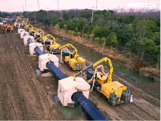 我國重要的能源大通道——中俄東線天然氣管道工程于2024年11月18日全線完工。在該項(xiàng)目的建設(shè)過程中，舞鋼公司供應(yīng)的X80（D1422毫米×57毫米）管線鋼，是目前國內(nèi)應(yīng)用在工程項(xiàng)目上厚度、管徑、技術(shù)難度均實(shí)現(xiàn)突破的管線鋼。生產(chǎn)該類管線鋼，不僅厚度規(guī)格以前從來沒有嘗試過，而且技術(shù)條件中的沖擊試驗(yàn)溫度也由零下30攝氏度降至零下45攝氏度，沖擊功值卻由70焦耳提升到135焦耳，超出國家標(biāo)準(zhǔn)95焦耳。舞鋼公司對鋼種成分及生產(chǎn)工藝進(jìn)行優(yōu)化，確保了各項(xiàng)指標(biāo)全部優(yōu)于客戶要求，實(shí)現(xiàn)大批量供貨。 