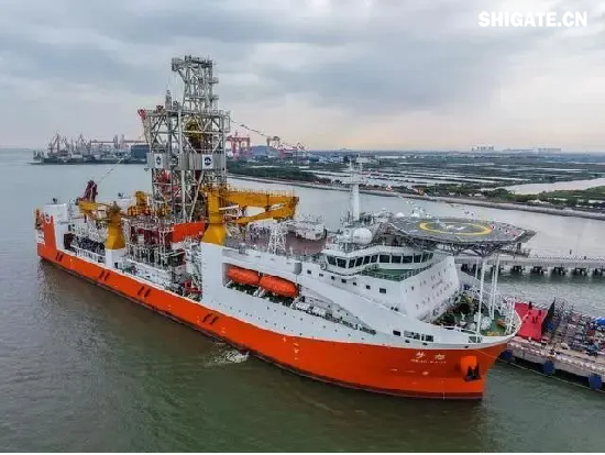 我國自主設(shè)計建造的首艘大洋鉆探船“夢想”號于2024年11月17日在廣州正式入列，標(biāo)志著我國深海探測關(guān)鍵技術(shù)裝備取得重大突破?！皦粝搿碧栥@采系統(tǒng)居國際領(lǐng)先水平，鉆深可達(dá)11000米，具備4種鉆探模式和3種取芯方式，有望助力科學(xué)家實(shí)現(xiàn)“打穿地殼、進(jìn)入地球深部”的夢想，為我國實(shí)施深海資源勘探、關(guān)鍵技術(shù)裝備研發(fā)以及科學(xué)家開展大洋科學(xué)鉆探研究提供重大平臺支撐。在項(xiàng)目建設(shè)過程中，為了滿足其核心部位——船舶換熱器、制冷系統(tǒng)制造用鋼需求，舞鋼公司發(fā)揮專業(yè)技術(shù)優(yōu)勢，制訂特殊的工藝方案：在冶煉環(huán)節(jié)創(chuàng)新冶煉工藝，嚴(yán)控鋼水內(nèi)部夾雜物；在軋制和熱處理環(huán)節(jié)創(chuàng)新實(shí)施3項(xiàng)獨(dú)有的工藝，確保了鋼板各項(xiàng)性能指標(biāo)完全滿足使用要求，且比普通合同提前10天交貨。 