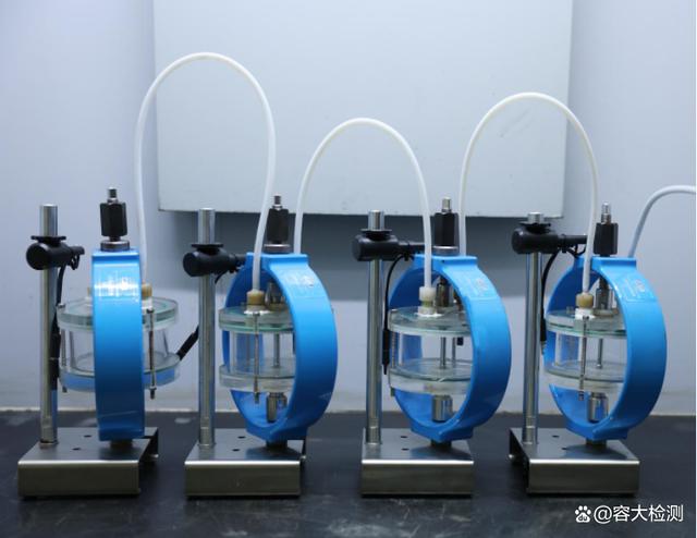 10月20日，工業(yè)和信息化部發(fā)布了2022年第23號公告，由舞鋼主導(dǎo)制定的我國首個《抗?jié)窳蚧瘹涓g鋼板》行業(yè)標(biāo)準(zhǔn)成功發(fā)布。  該標(biāo)準(zhǔn)由舞鋼公司主導(dǎo)，冶金工業(yè)信息標(biāo)準(zhǔn)研究院參與共同完成。項目組從標(biāo)準(zhǔn)建議書提交、申報、答辯，到標(biāo)準(zhǔn)的編制、起草、征求意見、審查審定，以及公示、公布等環(huán)節(jié)嚴(yán)格把關(guān)，歷時近3年努力完成。  該項標(biāo)準(zhǔn)填補了我國抗?jié)窳蚧瘹涓g鋼板標(biāo)準(zhǔn)空白，解決了抗?jié)窳蚧瘹涓g鋼板采購卡脖子難題，打通了從技術(shù)研發(fā)、產(chǎn)品設(shè)計、裝備制造到產(chǎn)品營銷最后一公里，對于國內(nèi)抗?jié)窳蚧瘹涓g鋼板產(chǎn)業(yè)高質(zhì)量發(fā)展具有深遠(yuǎn)意義。  該項行業(yè)標(biāo)準(zhǔn)是依據(jù)工業(yè)和信息化部工信廳科函（2019）276 號文“關(guān)于印發(fā) 2019 年第四批行業(yè)標(biāo)準(zhǔn)制修訂和外文版項目計劃的通知”下達(dá)的項目計劃， 2020年8月，全國鋼標(biāo)委鋼板和鋼帶分委員會組織各起草單位成立起草工作組，由舞陽鋼鐵有限責(zé)任公司為組長單位，負(fù)責(zé)主要起草工作。工作組對國內(nèi)外抗?jié)窳蚧瘹涓g鋼板產(chǎn)品和技術(shù)現(xiàn)狀與發(fā)展情況進行全面調(diào)研，同時廣泛搜集相關(guān)標(biāo)準(zhǔn)和國內(nèi)外技術(shù)資料，進行了大量的研究分析、資料查證工作，結(jié)合實際應(yīng)用經(jīng)驗，進行全面總結(jié)和歸納，在此基礎(chǔ)上編制出《抗?jié)窳蚧瘹涓g鋼板》標(biāo)準(zhǔn)，依據(jù)所收到的公開征求的社會意見，進行分類、歸納、整理和分析，于 2021 年 11 月完成了標(biāo)準(zhǔn)送審稿。全國鋼標(biāo)委鋼板鋼帶分委員會與標(biāo)準(zhǔn)審查會，通過了此標(biāo)準(zhǔn)的審定。經(jīng)過全國鋼標(biāo)委鋼板鋼帶分委員會絕大多數(shù)委員投票通過了此標(biāo)準(zhǔn)的審查，獲得了批準(zhǔn)，最終由中國工業(yè)和信息化部進行發(fā)布。   de1bb805c27e7ca704aee101fe9d728d.jpeg  該項標(biāo)準(zhǔn)從國內(nèi)抗?jié)窳蚧瘹涓g鋼板的發(fā)展要求出發(fā)，對所用鋼板化學(xué)成分、力學(xué)性能、表面質(zhì)量及交貨狀態(tài)，試驗和檢驗方法等多方面技術(shù)要求進行了明確規(guī)定，對產(chǎn)品市場推廣應(yīng)用起著規(guī)范性指導(dǎo)作用。  舞鋼成功申請完成此項標(biāo)準(zhǔn)制定，是企業(yè)科研創(chuàng)新綜合實力的有力體現(xiàn)，為加快國內(nèi)抗?jié)窳蚧瘹涓g鋼板國際化進程起到引領(lǐng)作用,對抗?jié)窳蚧瘹涓g鋼板市場的規(guī)范、推廣及應(yīng)用具有重要意義。