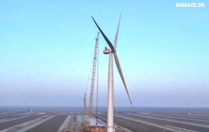 1月11日，更大功率等級(jí)的漂浮式風(fēng)電機(jī)組——中國(guó)中車“啟航號(hào)”在山東東營(yíng)風(fēng)電裝備測(cè)試認(rèn)證創(chuàng)新基地吊裝成功，標(biāo)志著我國(guó)在海上超大型風(fēng)機(jī)的探索邁出重要一步。該項(xiàng)目風(fēng)電機(jī)組的配套塔筒是全球直徑更大、重量更重的塔筒型號(hào)，所用鋼板由河鋼集團(tuán)舞鋼公司獨(dú)家提供。