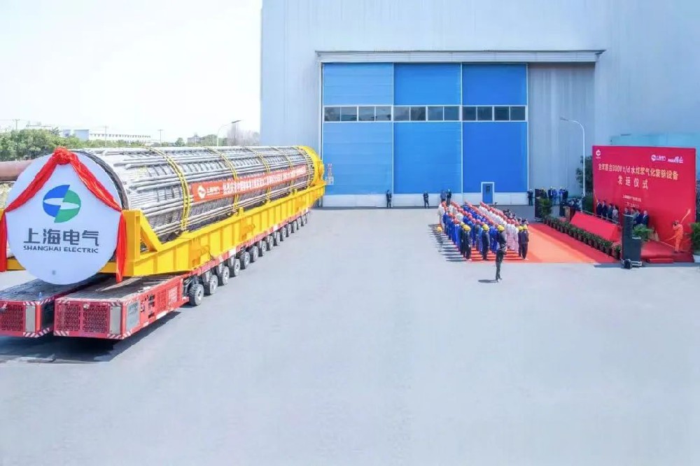 舞鋼公司結(jié)合行業(yè)趨勢和企業(yè)定位，快速調(diào)整工作思路，把特鋼思路作為企業(yè)經(jīng)營的“法寶”，努力走好產(chǎn)品路線。在深入走訪市場的過程中，舞鋼公司了解到某客戶計(jì)劃設(shè)計(jì)制造日處理量達(dá)3000噸的水煤漿氣化廢鍋設(shè)備，由于各項(xiàng)技術(shù)要求比較高，其專利方美國Ap公司曾要求采用進(jìn)口鋼鐵材料制造該臺設(shè)備。舞鋼公司與該客戶和美國Ap公司進(jìn)行多輪次深度交流，充分發(fā)揮自身在容器鋼板領(lǐng)域的技術(shù)優(yōu)勢，為客戶研發(fā)契合設(shè)計(jì)要求的鋼鐵材料，贏得了客戶和美國Ap公司的認(rèn)可。在生產(chǎn)過程中，舞鋼公司效益產(chǎn)品攻關(guān)團(tuán)隊(duì)和產(chǎn)線人員密切配合，根據(jù)產(chǎn)線實(shí)際，創(chuàng)新工藝、生產(chǎn)流程，嚴(yán)格過程質(zhì)量管控，確保了該批容器鋼板各項(xiàng)質(zhì)量指標(biāo)完全滿足客戶需求。