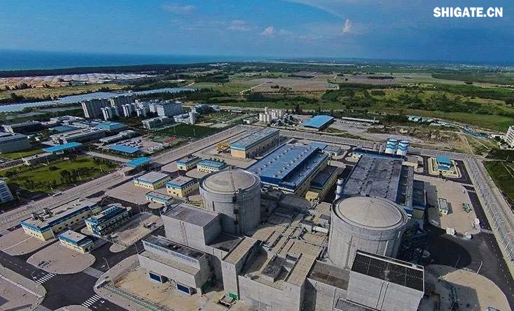 近日，新華社受權(quán)發(fā)布的《關(guān)于2024年國民經(jīng)濟(jì)和社會發(fā)展計(jì)劃執(zhí)行情況與2025年國民經(jīng)濟(jì)和社會發(fā)展計(jì)劃草案的報(bào)告》顯示，我國第三代自主產(chǎn)權(quán)核電“國和一號”示范工程1號首堆建成投運(yùn)。“國和一號”是我國自主設(shè)計(jì)的更大功率非能動核電機(jī)組。河鋼集團(tuán)舞鋼公司生產(chǎn)的核電用鋼用于該項(xiàng)目核電機(jī)組安全殼、補(bǔ)水相關(guān)設(shè)備支撐、高溫高壓管件等的制造。