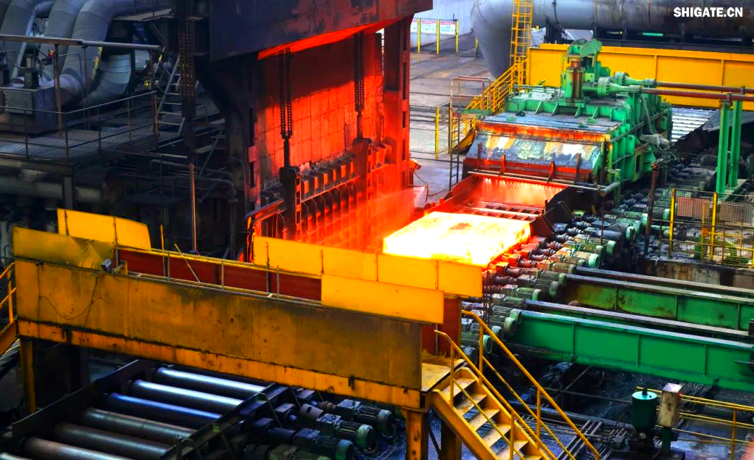 260余種寬厚板產(chǎn)品成功替代進(jìn)口或按國(guó)外標(biāo)準(zhǔn)生產(chǎn)，多個(gè)品種填補(bǔ)國(guó)內(nèi)空白并獨(dú)家供貨，更有40余種遠(yuǎn)銷海外。舞鋼公司不僅主導(dǎo)制定了臨氫設(shè)備用鉻鉬合金鋼板等十余項(xiàng)國(guó)家標(biāo)準(zhǔn)，還榮獲國(guó)家科學(xué)技術(shù)進(jìn)步獎(jiǎng)一等獎(jiǎng)2項(xiàng)、二等獎(jiǎng)1項(xiàng)，省部級(jí)科技進(jìn)步獎(jiǎng)更是數(shù)不勝數(shù)。自創(chuàng)立以來(lái)，河鋼集團(tuán)舞鋼公司便深耕寬厚板研發(fā)制造，打造出響亮的民族品牌，穩(wěn)坐椅子。