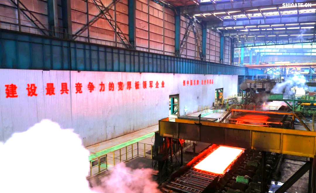 260余種寬厚板產(chǎn)品成功替代進(jìn)口或按國(guó)外標(biāo)準(zhǔn)生產(chǎn)，多個(gè)品種填補(bǔ)國(guó)內(nèi)空白并獨(dú)家供貨，更有40余種遠(yuǎn)銷海外。舞鋼公司不僅主導(dǎo)制定了臨氫設(shè)備用鉻鉬合金鋼板等十余項(xiàng)國(guó)家標(biāo)準(zhǔn)，還榮獲國(guó)家科學(xué)技術(shù)進(jìn)步獎(jiǎng)一等獎(jiǎng)2項(xiàng)、二等獎(jiǎng)1項(xiàng)，省部級(jí)科技進(jìn)步獎(jiǎng)更是數(shù)不勝數(shù)。自創(chuàng)立以來(lái)，河鋼集團(tuán)舞鋼公司便深耕寬厚板研發(fā)制造，打造出響亮的民族品牌，穩(wěn)坐椅子。