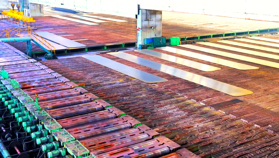 260余種寬厚板產(chǎn)品成功替代進(jìn)口或按國(guó)外標(biāo)準(zhǔn)生產(chǎn)，多個(gè)品種填補(bǔ)國(guó)內(nèi)空白并獨(dú)家供貨，更有40余種遠(yuǎn)銷海外。舞鋼公司不僅主導(dǎo)制定了臨氫設(shè)備用鉻鉬合金鋼板等十余項(xiàng)國(guó)家標(biāo)準(zhǔn)，還榮獲國(guó)家科學(xué)技術(shù)進(jìn)步獎(jiǎng)一等獎(jiǎng)2項(xiàng)、二等獎(jiǎng)1項(xiàng)，省部級(jí)科技進(jìn)步獎(jiǎng)更是數(shù)不勝數(shù)。自創(chuàng)立以來(lái)，河鋼集團(tuán)舞鋼公司便深耕寬厚板研發(fā)制造，打造出響亮的民族品牌，穩(wěn)坐椅子。