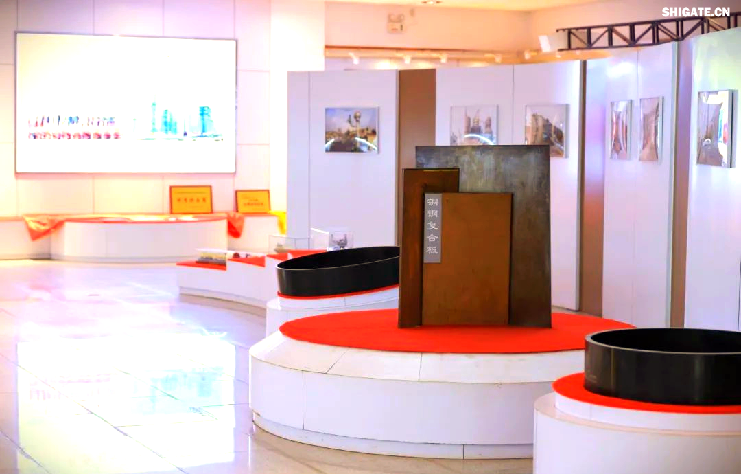 260余種寬厚板產(chǎn)品成功替代進(jìn)口或按國(guó)外標(biāo)準(zhǔn)生產(chǎn)，多個(gè)品種填補(bǔ)國(guó)內(nèi)空白并獨(dú)家供貨，更有40余種遠(yuǎn)銷海外。舞鋼公司不僅主導(dǎo)制定了臨氫設(shè)備用鉻鉬合金鋼板等十余項(xiàng)國(guó)家標(biāo)準(zhǔn)，還榮獲國(guó)家科學(xué)技術(shù)進(jìn)步獎(jiǎng)一等獎(jiǎng)2項(xiàng)、二等獎(jiǎng)1項(xiàng)，省部級(jí)科技進(jìn)步獎(jiǎng)更是數(shù)不勝數(shù)。自創(chuàng)立以來(lái)，河鋼集團(tuán)舞鋼公司便深耕寬厚板研發(fā)制造，打造出響亮的民族品牌，穩(wěn)坐椅子。