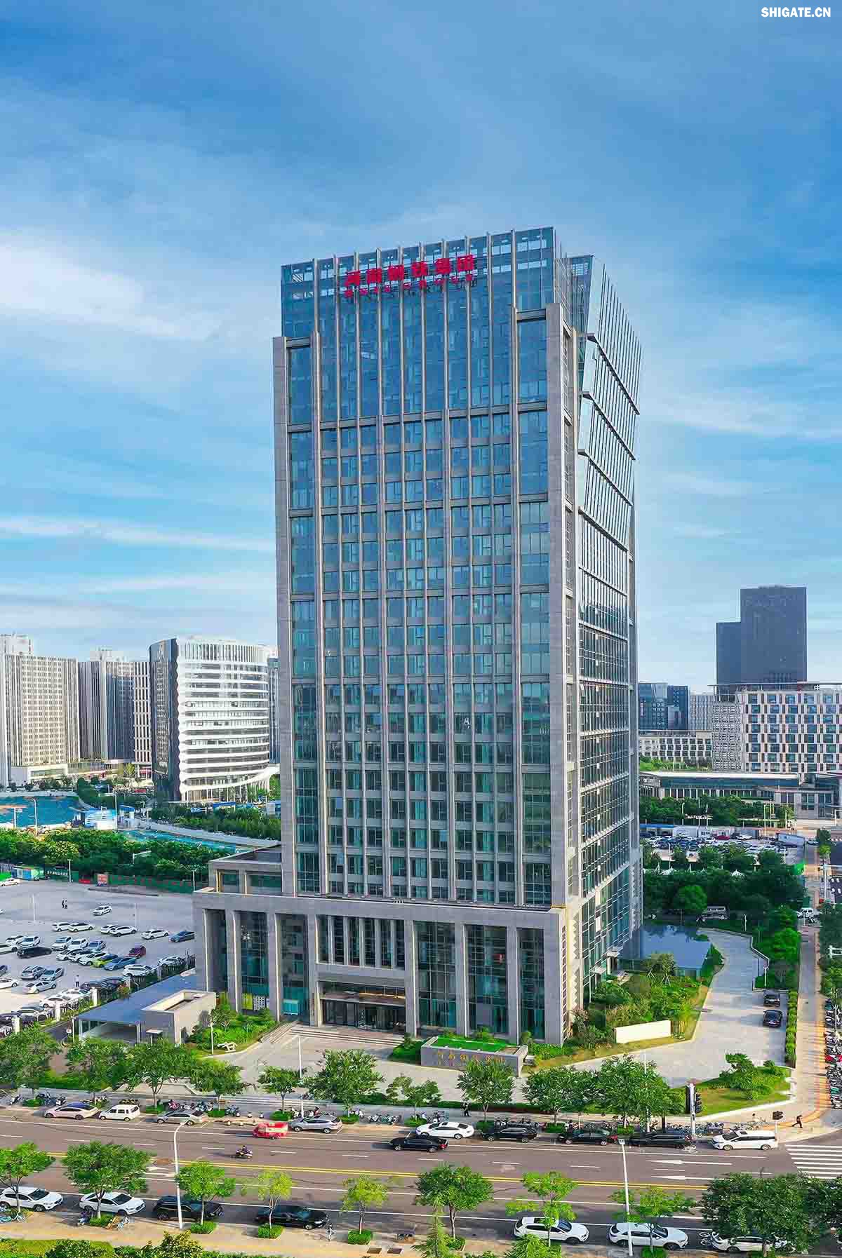 河南鋼鐵集團(tuán)有限公司（以下簡稱河南鋼鐵集團(tuán)）2023年3月1日注冊成立，注冊資本為人民幣200億元，旗下有安鋼股份公司、周口鋼鐵公司（周鋼）、洛陽銅加工集團(tuán)、舞陽礦業(yè)公司等子企業(yè)。薄學(xué)斌同志任董事長。河南鋼鐵集團(tuán)是省委、省政府為推動(dòng)全省鋼鐵產(chǎn)業(yè)轉(zhuǎn)型提質(zhì)、結(jié)構(gòu)調(diào)整和布局優(yōu)化，而作出的重大決策。河南鋼鐵集團(tuán)的核心企業(yè)安鋼始建于1958年，是新中國第一批重點(diǎn)建設(shè)的鋼鐵企業(yè)，為河南經(jīng)濟(jì)社會(huì)發(fā)展作出了不可磨滅的歷史性貢獻(xiàn)。2023年12月，洛陽銅加工集團(tuán)有限責(zé)任公司加入集團(tuán)大家庭，開啟了全省鋼鐵、有色產(chǎn)業(yè)融合發(fā)展新征程；2024年7月，集團(tuán)進(jìn)入省管重要骨干企業(yè)序列，肩負(fù)起帶動(dòng)全省鋼鐵產(chǎn)業(yè)轉(zhuǎn)型提質(zhì)、結(jié)構(gòu)調(diào)整、布局優(yōu)化和推進(jìn)全省鋼鋁銅鎂融合發(fā)展的重要使命。