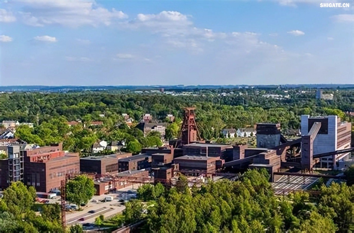 你聽說過歐洲"鋼鐵心臟"萎縮的消息嗎？為什么曾經(jīng)強大的歐盟鋼鐵產(chǎn)業(yè)如今正在迅速崩塌？特朗普政府重啟的25%鋼鐵關稅究竟給歐洲造成了多大沖擊？在全球貿易保護主義重燃的今天，歐盟的慘痛教訓對中國有何警示意義？數(shù)據(jù)顯示，2025年一季度，歐盟對美鋼鐵出口同比驟降42%，損失約150萬噸訂單和45億歐元收入。與此同時，中國鋼鐵卻逆勢增長，2024年出口量突破1.11億噸，創(chuàng)下8年來新高。這背后有哪些產(chǎn)業(yè)鏈布局的深層差異？中國又該如何從歐盟的失敗中吸取經(jīng)驗，打贏未來全球貿易的三大突圍戰(zhàn)？