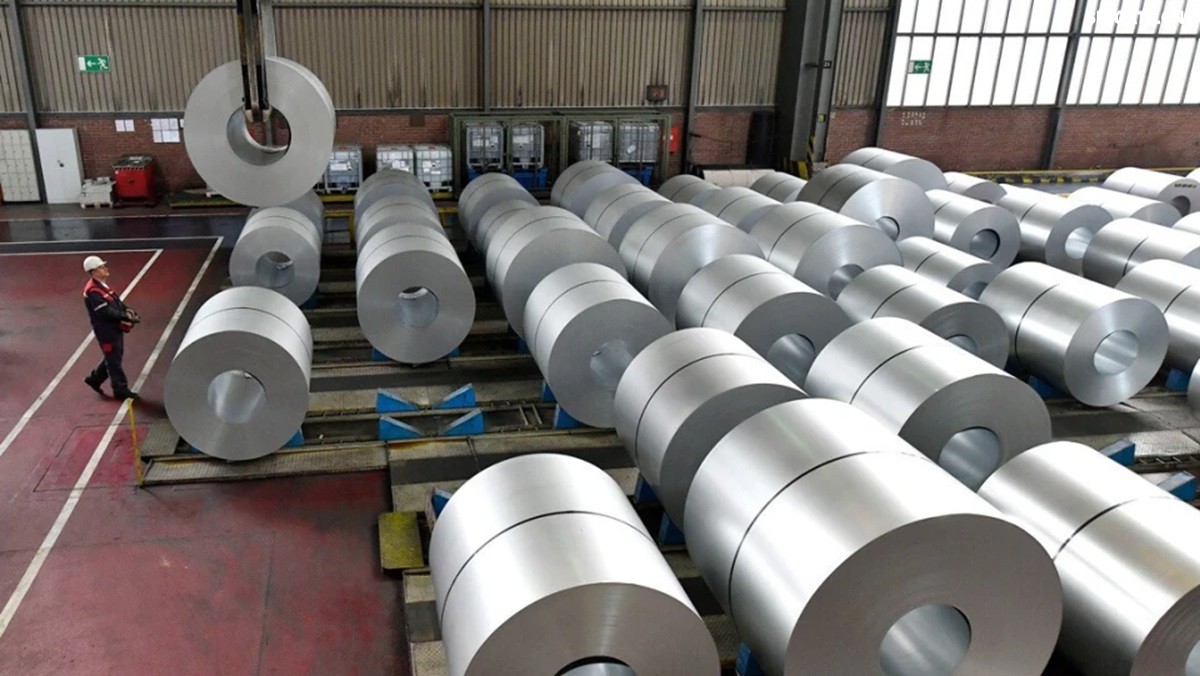 你聽說過歐洲"鋼鐵心臟"萎縮的消息嗎？為什么曾經(jīng)強大的歐盟鋼鐵產(chǎn)業(yè)如今正在迅速崩塌？特朗普政府重啟的25%鋼鐵關稅究竟給歐洲造成了多大沖擊？在全球貿易保護主義重燃的今天，歐盟的慘痛教訓對中國有何警示意義？數(shù)據(jù)顯示，2025年一季度，歐盟對美鋼鐵出口同比驟降42%，損失約150萬噸訂單和45億歐元收入。與此同時，中國鋼鐵卻逆勢增長，2024年出口量突破1.11億噸，創(chuàng)下8年來新高。這背后有哪些產(chǎn)業(yè)鏈布局的深層差異？中國又該如何從歐盟的失敗中吸取經(jīng)驗，打贏未來全球貿易的三大突圍戰(zhàn)？