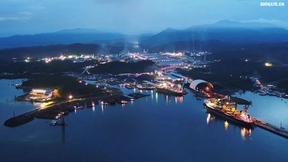 你聽說過歐洲"鋼鐵心臟"萎縮的消息嗎？為什么曾經(jīng)強大的歐盟鋼鐵產(chǎn)業(yè)如今正在迅速崩塌？特朗普政府重啟的25%鋼鐵關稅究竟給歐洲造成了多大沖擊？在全球貿易保護主義重燃的今天，歐盟的慘痛教訓對中國有何警示意義？數(shù)據(jù)顯示，2025年一季度，歐盟對美鋼鐵出口同比驟降42%，損失約150萬噸訂單和45億歐元收入。與此同時，中國鋼鐵卻逆勢增長，2024年出口量突破1.11億噸，創(chuàng)下8年來新高。這背后有哪些產(chǎn)業(yè)鏈布局的深層差異？中國又該如何從歐盟的失敗中吸取經(jīng)驗，打贏未來全球貿易的三大突圍戰(zhàn)？