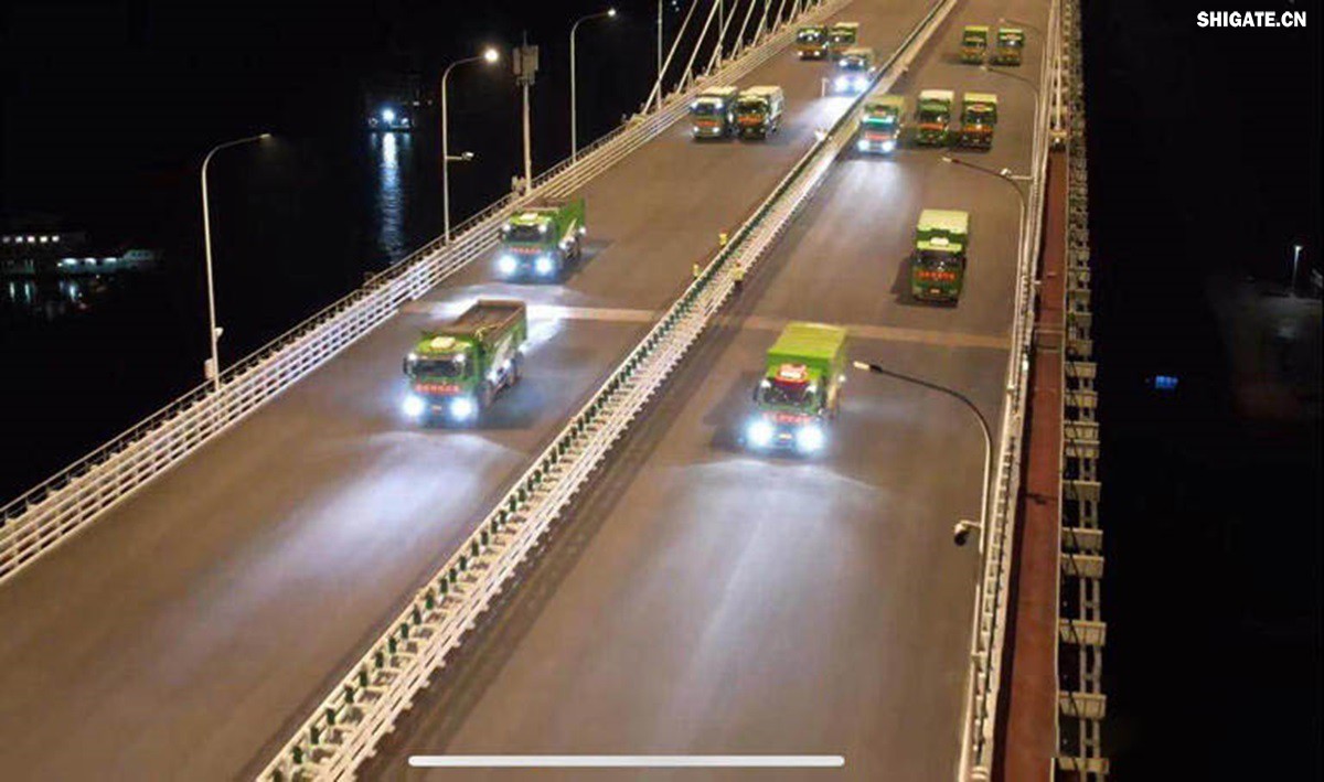 6月16日22時，大跨度斜拉橋——常泰長江大橋燈火通明，車聲轟鳴，一場通車前的“極限挑戰(zhàn)”正緊張進(jìn)行。30輛總重達(dá)1200噸的四軸加載車，分批列隊駛上橋面預(yù)先劃定的停靠點，并由提前布置在橋梁各關(guān)鍵部位的869個傳感器開展實時監(jiān)測，采集測試數(shù)據(jù)。由此，大橋跨江公鐵合建段主橋橋梁荷載試驗全面啟動。