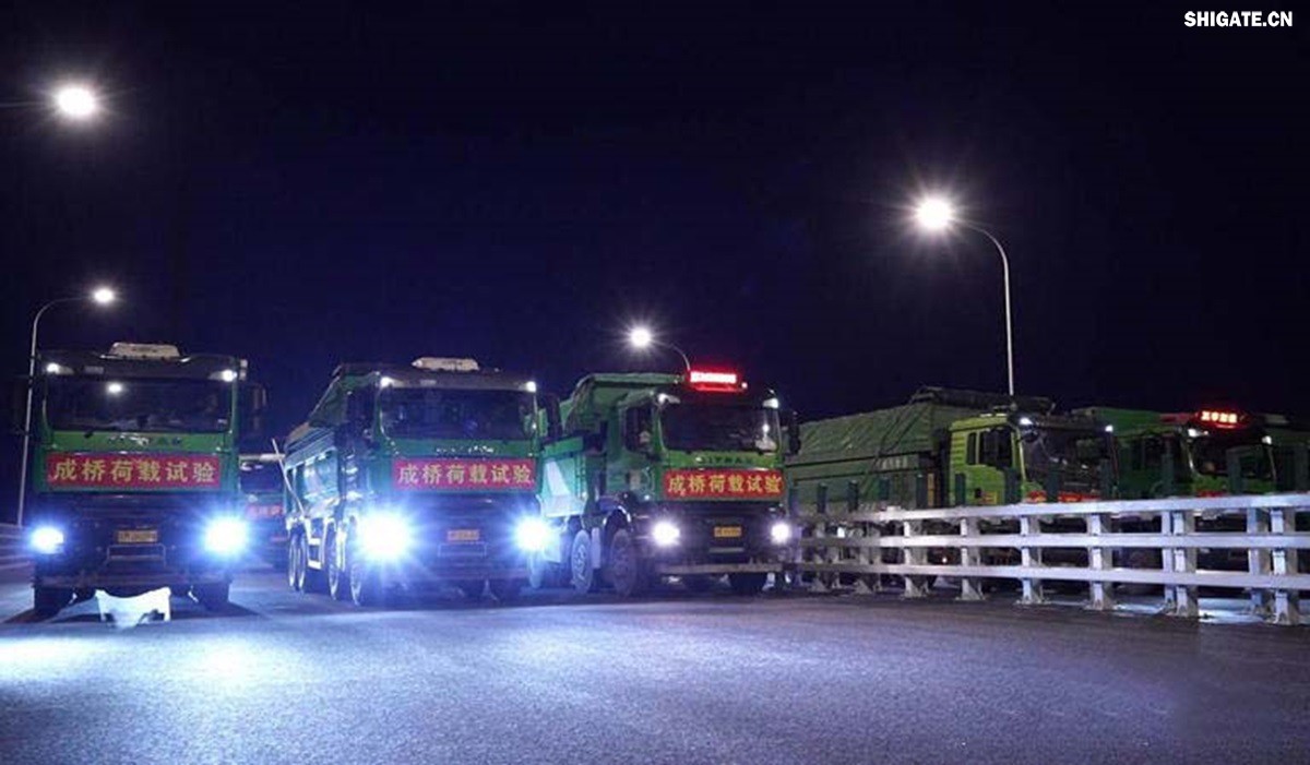 6月16日22時，大跨度斜拉橋——常泰長江大橋燈火通明，車聲轟鳴，一場通車前的“極限挑戰(zhàn)”正緊張進(jìn)行。30輛總重達(dá)1200噸的四軸加載車，分批列隊駛上橋面預(yù)先劃定的?？奎c，并由提前布置在橋梁各關(guān)鍵部位的869個傳感器開展實時監(jiān)測，采集測試數(shù)據(jù)。由此，大橋跨江公鐵合建段主橋橋梁荷載試驗全面啟動。