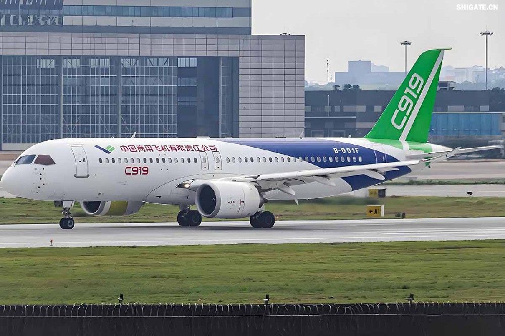 12月9日，國(guó)產(chǎn)大飛機(jī)C919的全球首家用戶東航，正式接收首架C919飛機(jī)，標(biāo)志著國(guó)產(chǎn)大飛機(jī)邁出市場(chǎng)運(yùn)營(yíng)的“第一步”，也標(biāo)志著中國(guó)民航運(yùn)輸市場(chǎng)首次擁有中國(guó)自主研發(fā)的噴氣式干線飛機(jī)。  消息傳來，河鋼集團(tuán)干部職工倍感振奮。因?yàn)?，?guó)產(chǎn)大飛機(jī)工程也凝聚了河鋼干部職工的心血和汗水，見證了河鋼人的獨(dú)特貢獻(xiàn)。河鋼自主研發(fā)的390mm大厚度調(diào)質(zhì)鋼20MnNiMo，填補(bǔ)國(guó)內(nèi)空白，用于大飛機(jī)項(xiàng)目的核心設(shè)備——世界更大的8萬(wàn)噸級(jí)模鍛壓機(jī)制造，為國(guó)產(chǎn)大飛機(jī)提供堅(jiān)強(qiáng)的鋼鐵支撐。