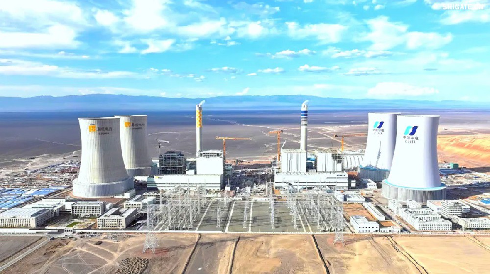 9月4日，我國(guó)“沙戈荒”新能源外送基地——新疆華電哈密2×100萬(wàn)千瓦煤電項(xiàng)目建成投產(chǎn)，經(jīng)過(guò)為期半個(gè)多月試運(yùn)行，狀況良好。在該項(xiàng)目建設(shè)過(guò)程中，河鋼集團(tuán)舞鋼公司容器鋼板替代進(jìn)口，獨(dú)家用于項(xiàng)目所需國(guó)內(nèi)首批100萬(wàn)千瓦高效超超臨界純?nèi)夹陆邏A煤鍋爐等核心設(shè)備的制作，為國(guó)家重點(diǎn)新能源項(xiàng)目建設(shè)作出突出貢獻(xiàn)。