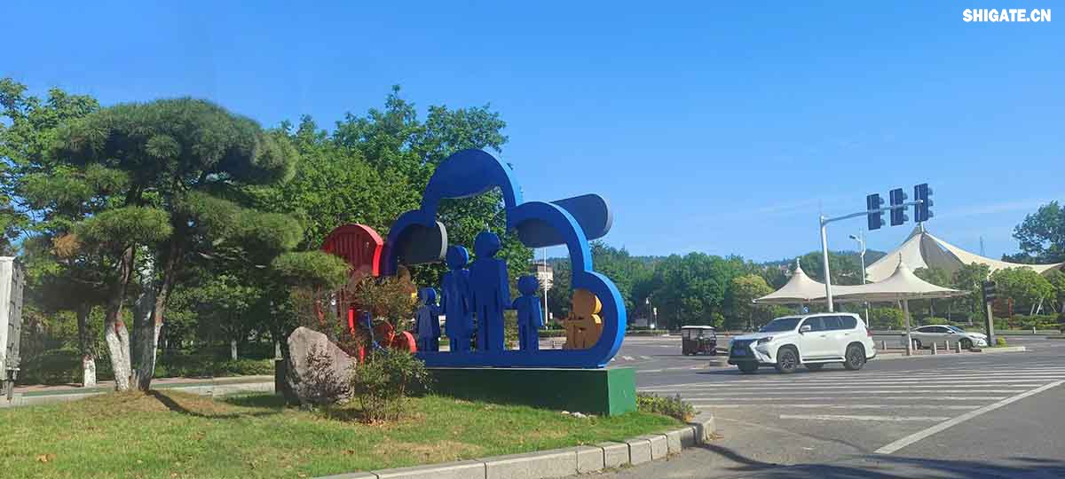 城市綠化美化突出高質(zhì)量。舞鋼市先后組織實施了四期綠化基礎(chǔ)工程:拆墻透綠工程；庭院綠化工程；市區(qū)主干道和兩側(cè)風(fēng)景林綠化工程。興建了迎賓廣場、建中廣場、礦山文化廣場、翠竹園、奮飛廣場、鑫源廣場、桃花園等13處廣場游園，有38個單位達(dá)到省級庭院綠化標(biāo)準(zhǔn)。市區(qū)綠地面積由創(chuàng)建前的5.6萬平方米增至現(xiàn)在的212.8萬平方米。人均公共綠地面積由創(chuàng)建前的0.6平方米增至現(xiàn)在的21.28平方米。城市綠地覆蓋面積達(dá)3.91平方公里，綠化覆蓋率達(dá)35.55％，綠地率達(dá)34.15％，居河南省縣市之首，極大地改善了城市環(huán)境，滿足了城市居民休息、娛樂的需要。  城市夜間景觀突出高檔次。實施城市道路燈光工程，全市共安裝各種型號禮花燈160余盞，建筑輪廓霓虹燈、單位名稱霓虹燈270多處，臨街酒店、門店霓虹燈、燈箱等359處，投入資金總計1200多萬元。初步形成了行政中心莊重大方，城市主干道華麗輝煌，文化娛樂區(qū)浪漫溫馨，街道小巷流光溢彩的城市燈光景觀體系。2005年年底市政府又投資400多萬元實施了餐飲一條街霓虹燈工程和彩色音樂水幕噴泉工程，其中音樂水幕噴泉的長度和高度均為中原之最。