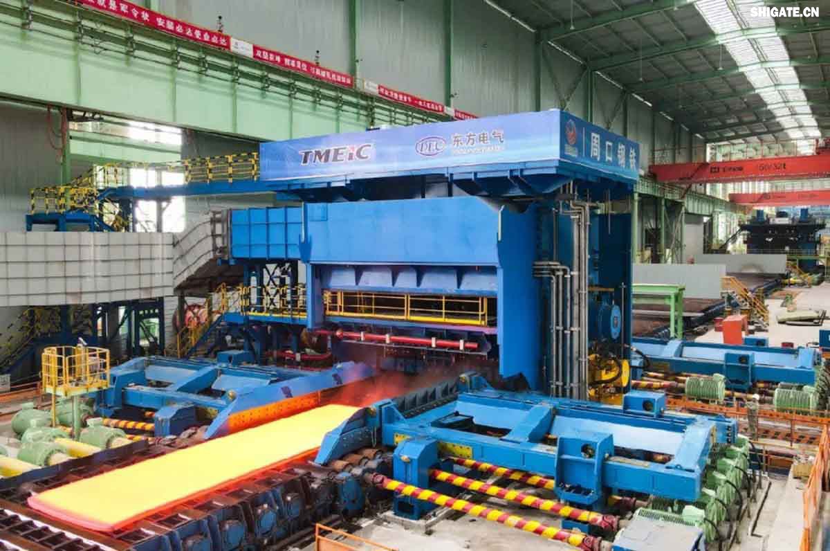 6月1日，河南鋼鐵集團(tuán)周口基地簡稱（周鋼）二期寬厚板項目控制中心迎來重要里程碑：當(dāng)操作員按下5500mm精軋機(jī)的軋制按鈕，通紅的鋼板如熔金般奔騰穿過軋輥，標(biāo)志著5500mm軋機(jī)熱試圓滿成功。這一震撼場景與5月31日RH真空精煉爐、熱處理線熱試成功交相輝映，正式宣告“5600mm+5500mm雙寬機(jī)架”寬厚板生產(chǎn)線全線貫通！生產(chǎn)線總長度達(dá)到1.4公里，構(gòu)成了國內(nèi)已知更長的寬厚板軋鋼車間，連接了近20個精密工序，深基坑群實現(xiàn)了全線的貫通布局。其智能化、綠色化發(fā)展及特鋼轉(zhuǎn)型進(jìn)程由此開啟全新篇章！