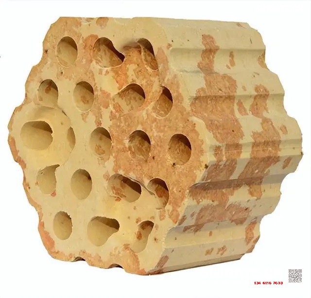 煉鐵過程實(shí)質(zhì)上是將鐵從其自然形態(tài)——礦石等含鐵化合物中還原出來的過程。煉鐵方法主要有高爐法、直接還原法、熔融還原法等，其原理是礦石在特定的氣氛中（還原物質(zhì)CO、H2、C；適宜溫度等）通過物化反應(yīng)獲取還原后的生鐵。生鐵除了少部分用于鑄造外，絕大部分是作為煉鋼原料。  高爐煉鐵是現(xiàn)代煉鐵的主要方法，鋼鐵生產(chǎn)中的重要環(huán)節(jié)。這種方法是由古代豎爐煉鐵發(fā)展、改進(jìn)而成的。盡管世界各國研究發(fā)展了很多新的煉鐵法，但由于高爐煉鐵技術(shù)經(jīng)濟(jì)指標(biāo)良好，工藝簡單，生產(chǎn)量大,勞動(dòng)生產(chǎn)率高,能耗低，這種方法生產(chǎn)的鐵仍占世界鐵總產(chǎn)量的95％以上。  煉鐵工藝是是將含鐵原料（燒結(jié)礦、球團(tuán)礦或鐵礦）、燃料（焦炭、煤粉等）及其它輔助原料（石灰石、白云石、錳礦等）按一定比例自高爐爐頂裝入高爐，并由熱風(fēng)爐在高爐下部沿爐周的風(fēng)口向高爐內(nèi)鼓入熱風(fēng)助焦炭燃燒（有的高爐也噴吹煤粉、重油、天然氣等輔助燃料），在高溫下焦炭中的碳同鼓入空氣中的氧燃燒生成的一氧化碳和氫氣。  原料、燃料隨著爐內(nèi)熔煉等過程的進(jìn)行而下降，在爐料下降和上升的煤氣相遇，先后發(fā)生傳熱、還原、熔化、脫炭作用而生成生鐵，鐵礦石原料中的雜質(zhì)與加入爐內(nèi)的熔劑相結(jié)合而成渣，爐底鐵水間斷地放出裝入鐵水罐，送往煉鋼廠。同時(shí)產(chǎn)生高爐煤氣，爐渣兩種副產(chǎn)品，高爐渣鐵主要礦石中不還原的雜質(zhì)和石灰石等熔劑結(jié)合生成，自渣口排出后，經(jīng)水淬處理后全部作為水泥生產(chǎn)原料；產(chǎn)生的煤氣從爐頂導(dǎo)出，經(jīng)除塵后，作為熱風(fēng)爐、加熱爐、焦?fàn)t、鍋爐等的燃料。