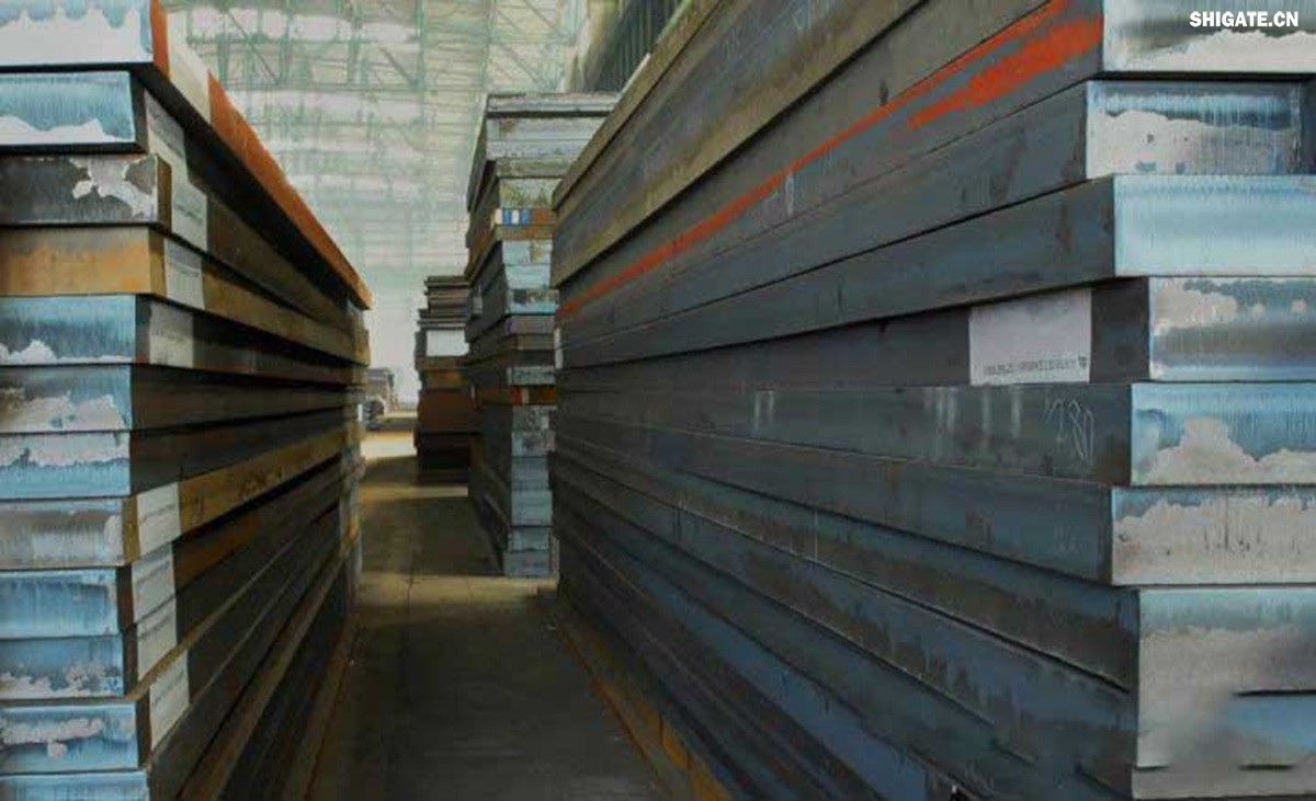 河鋼舞鋼積極發(fā)揮技術(shù)優(yōu)勢(shì)，打造更多“單打冠軍”產(chǎn)品。成立高難要求SA516Gr70小微攻關(guān)團(tuán)隊(duì)，采用專(zhuān)用成分設(shè)計(jì)、一體化特殊工藝，攻克相關(guān)技術(shù)難題，不斷提高產(chǎn)品質(zhì)量，研發(fā)出更高技術(shù)含量的高附加值產(chǎn)品，滿(mǎn)足客戶(hù)的個(gè)性化需求。在今年5月，河鋼舞鋼為客戶(hù)研發(fā)出厚度203mm、技術(shù)含量在當(dāng)時(shí)均創(chuàng)同類(lèi)鋼板之更的高性能SA516Gr70，助力我國(guó)重點(diǎn)PTA（精對(duì)苯二甲酸）項(xiàng)目建設(shè)。短短三個(gè)月，便再次實(shí)現(xiàn)突破，成功生產(chǎn)304mm厚SA516Gr70鋼板，實(shí)現(xiàn)高難要求容器用鋼SA516Gr70從8mm到304mm厚度規(guī)格的全覆蓋。鋼板具備優(yōu)良沖擊溫度性能，可廣泛應(yīng)用于常溫到零下52攝氏度的環(huán)境，耐高溫模焊時(shí)間可達(dá)26小時(shí)。產(chǎn)品不僅在重點(diǎn)工程項(xiàng)目得到應(yīng)用，還遠(yuǎn)銷(xiāo)海外，獲得市場(chǎng)高度認(rèn)可。