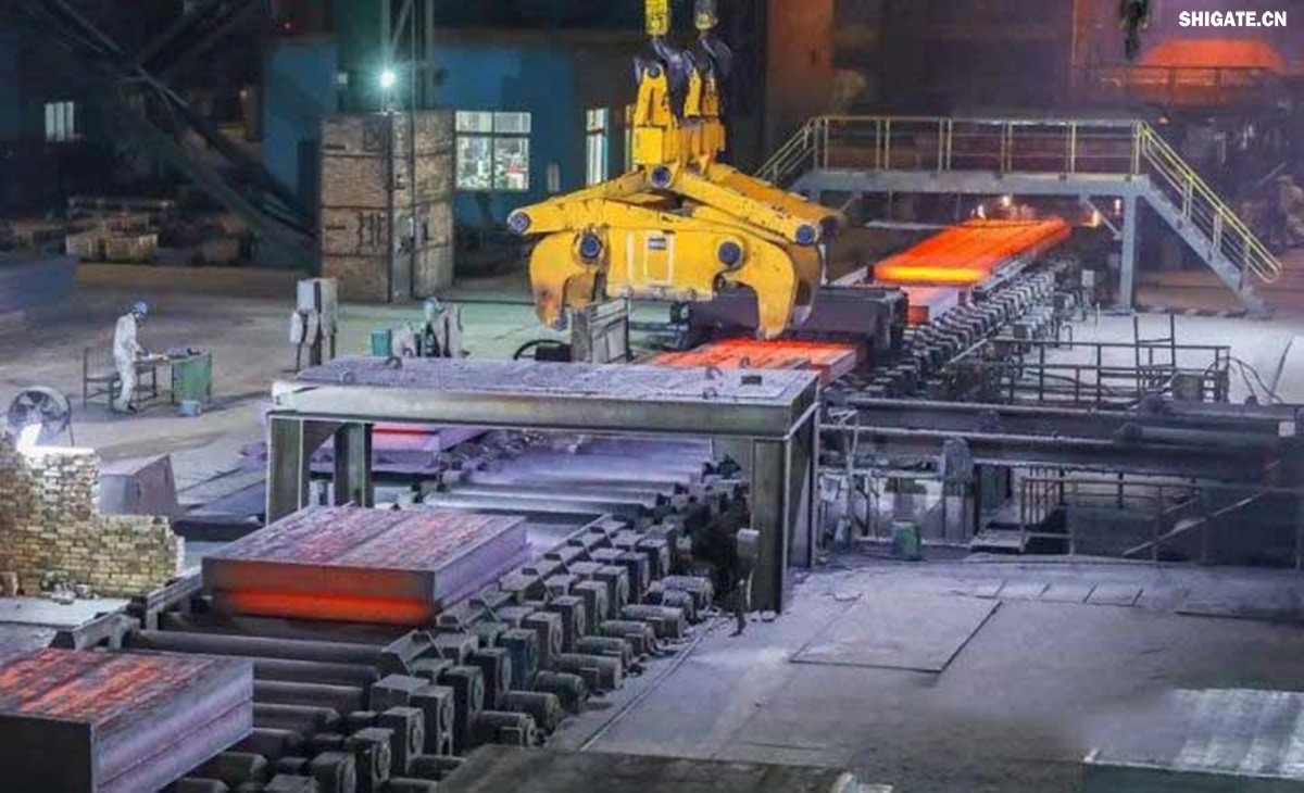 河鋼舞鋼積極發(fā)揮技術(shù)優(yōu)勢(shì)，打造更多“單打冠軍”產(chǎn)品。成立高難要求SA516Gr70小微攻關(guān)團(tuán)隊(duì)，采用專(zhuān)用成分設(shè)計(jì)、一體化特殊工藝，攻克相關(guān)技術(shù)難題，不斷提高產(chǎn)品質(zhì)量，研發(fā)出更高技術(shù)含量的高附加值產(chǎn)品，滿(mǎn)足客戶(hù)的個(gè)性化需求。在今年5月，河鋼舞鋼為客戶(hù)研發(fā)出厚度203mm、技術(shù)含量在當(dāng)時(shí)均創(chuàng)同類(lèi)鋼板之更的高性能SA516Gr70，助力我國(guó)重點(diǎn)PTA（精對(duì)苯二甲酸）項(xiàng)目建設(shè)。短短三個(gè)月，便再次實(shí)現(xiàn)突破，成功生產(chǎn)304mm厚SA516Gr70鋼板，實(shí)現(xiàn)高難要求容器用鋼SA516Gr70從8mm到304mm厚度規(guī)格的全覆蓋。鋼板具備優(yōu)良沖擊溫度性能，可廣泛應(yīng)用于常溫到零下52攝氏度的環(huán)境，耐高溫模焊時(shí)間可達(dá)26小時(shí)。產(chǎn)品不僅在重點(diǎn)工程項(xiàng)目得到應(yīng)用，還遠(yuǎn)銷(xiāo)海外，獲得市場(chǎng)高度認(rèn)可。