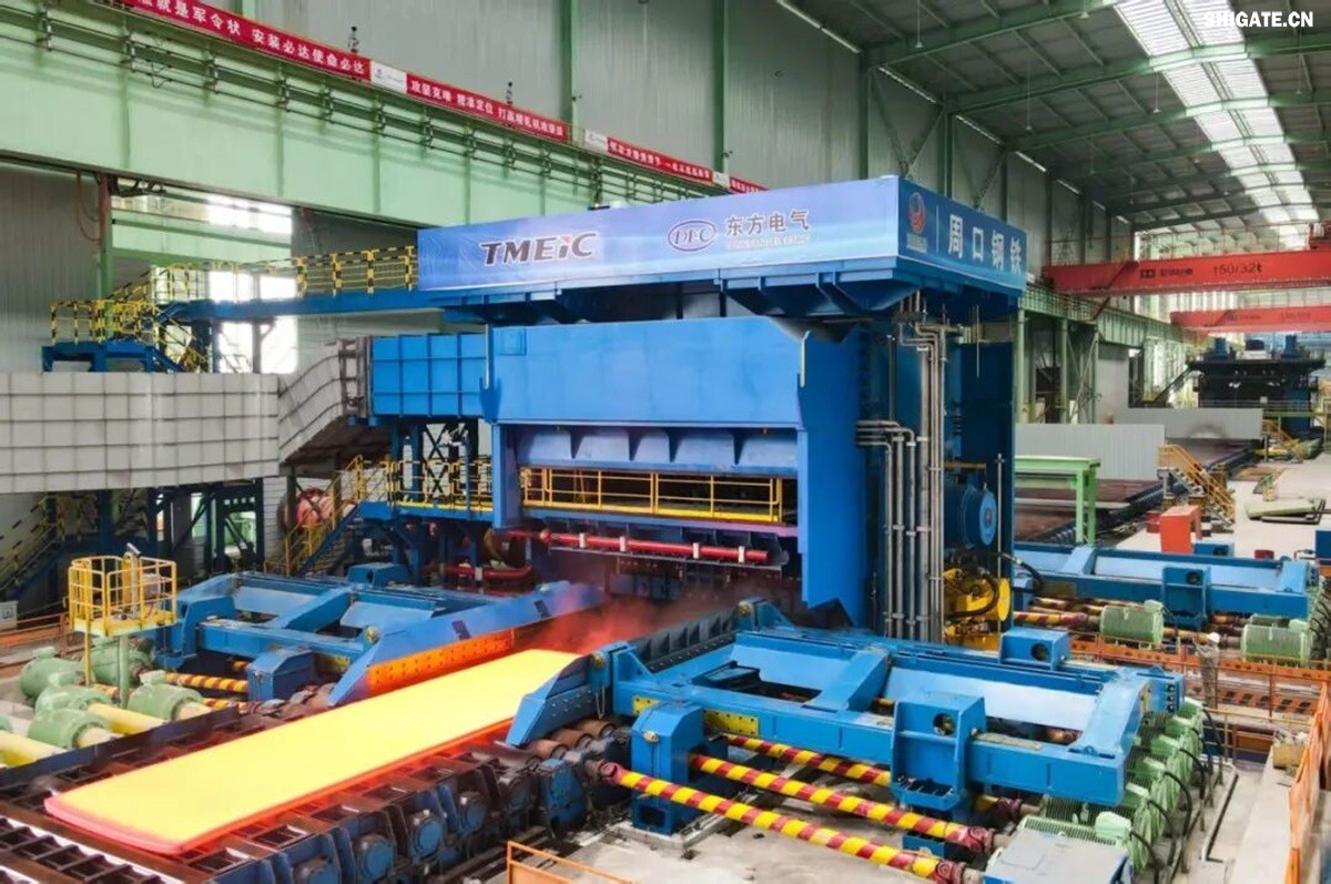 12月2日，周口基地傳來喜訊——其寬厚板產(chǎn)線先后完成了14mm、12mm規(guī)格鋼板的首次軋制，此次試軋的低溫壓力容器鋼板09MnNiDR和工程機(jī)械用鋼Q355B兩種牌號(hào)鋼板均順利下線，經(jīng)嚴(yán)格檢測(cè)，各項(xiàng)指標(biāo)均超過標(biāo)準(zhǔn)要求。這一突破標(biāo)志著該基地雙超寬機(jī)架產(chǎn)線在6mm至300mm寬厚板的規(guī)格拓展征程中邁出了堅(jiān)實(shí)的一步，好產(chǎn)品的覆蓋范圍得以進(jìn)一步擴(kuò)大。    